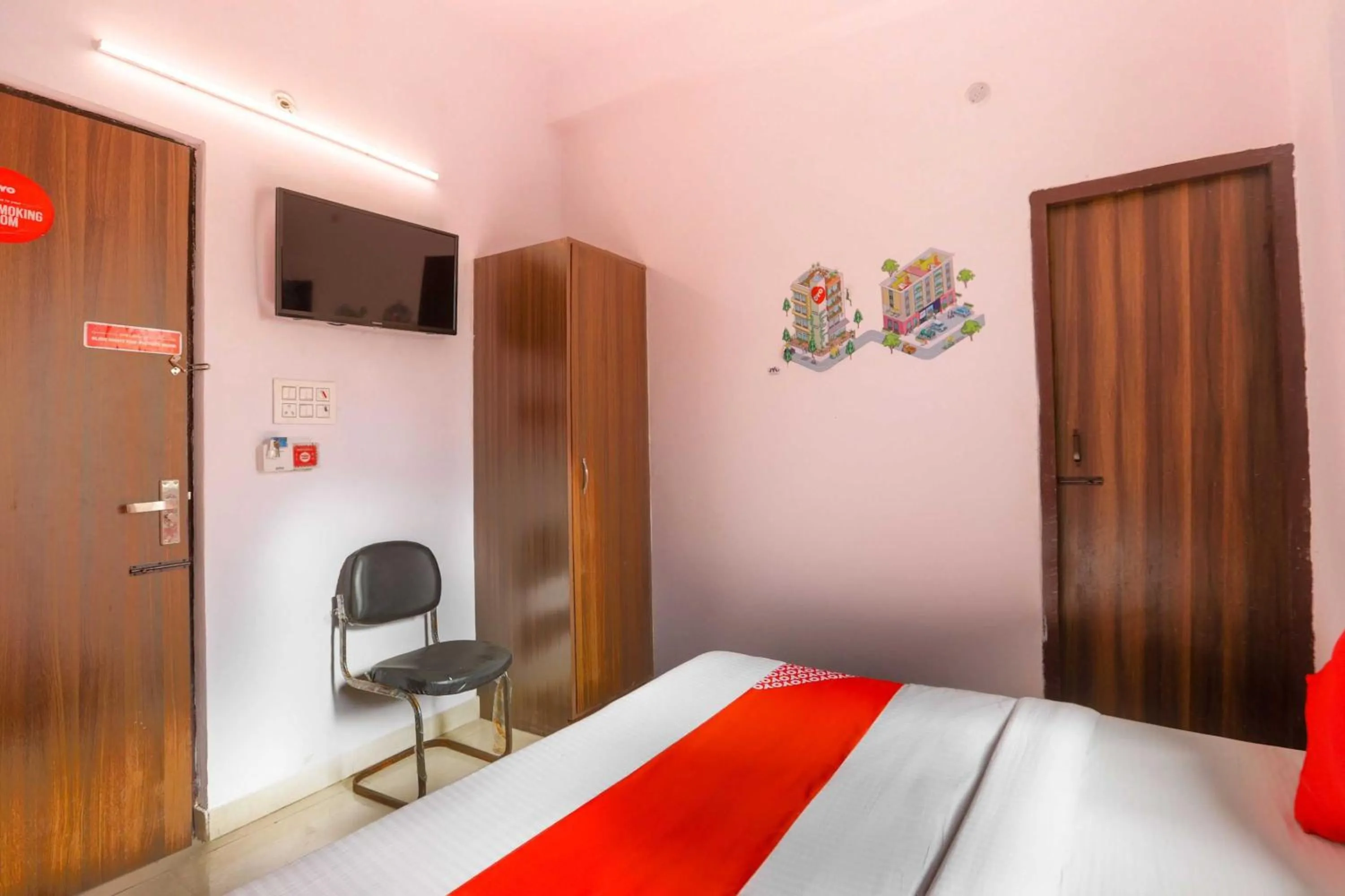 Bedroom, Bed in Hotel O Noida Villa