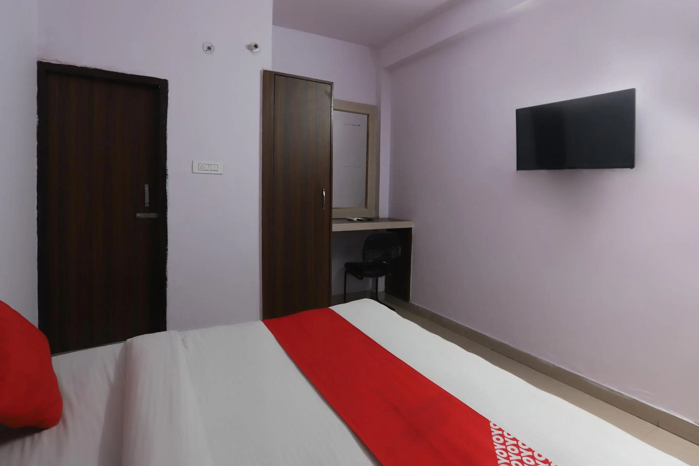Bedroom, Bed in Hotel O Noida Villa