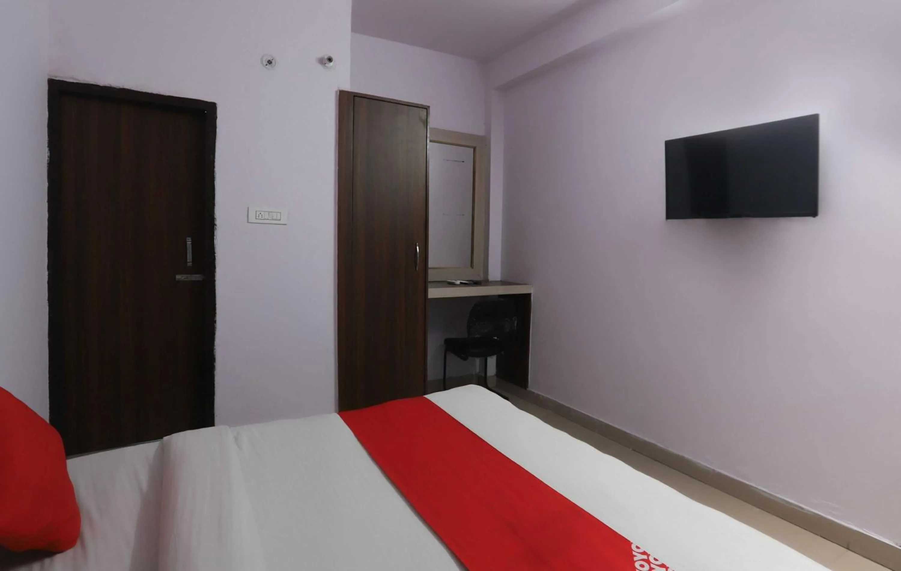Bedroom, Bed in Hotel O Noida Villa