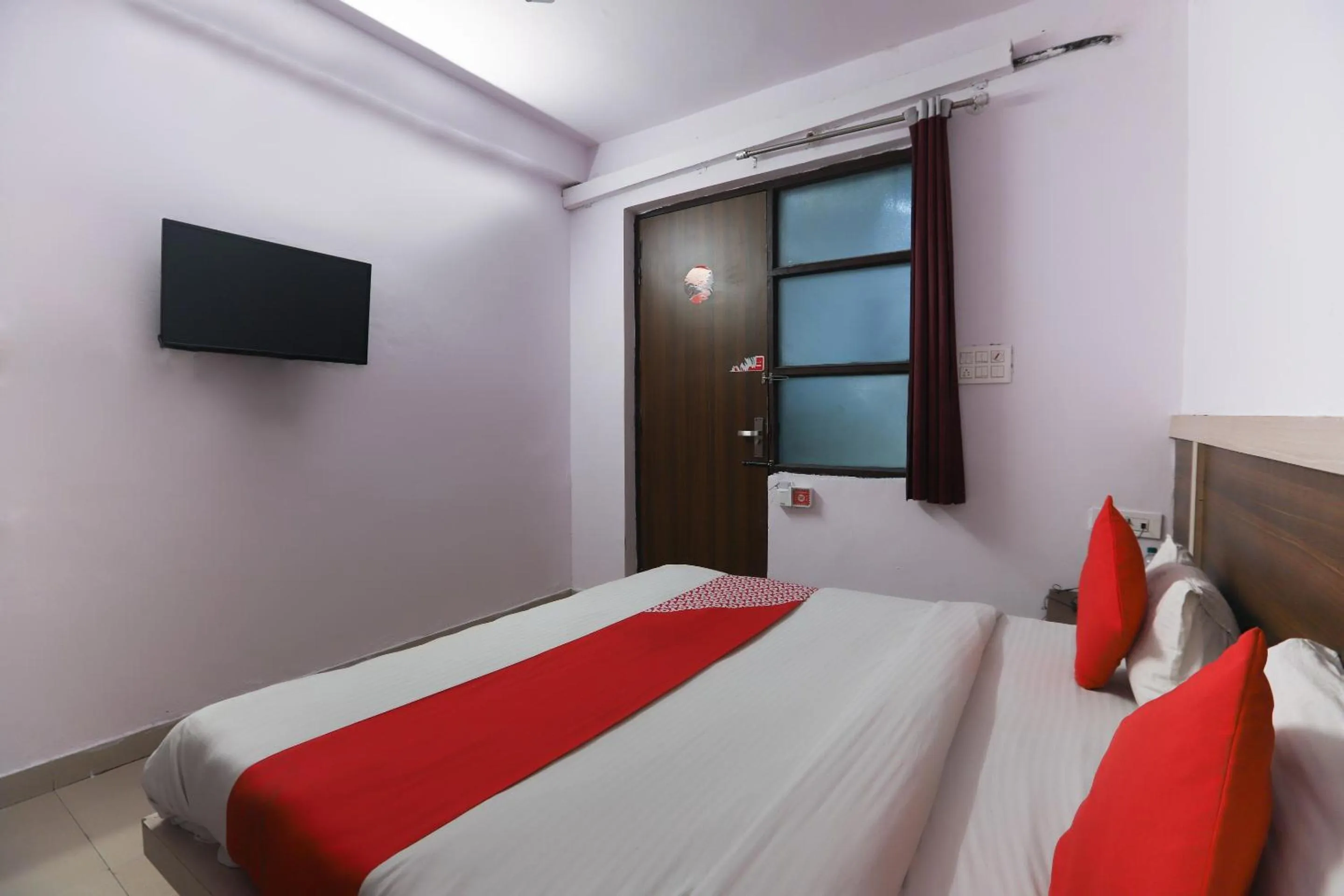 Bedroom, Bed in Hotel O Noida Villa