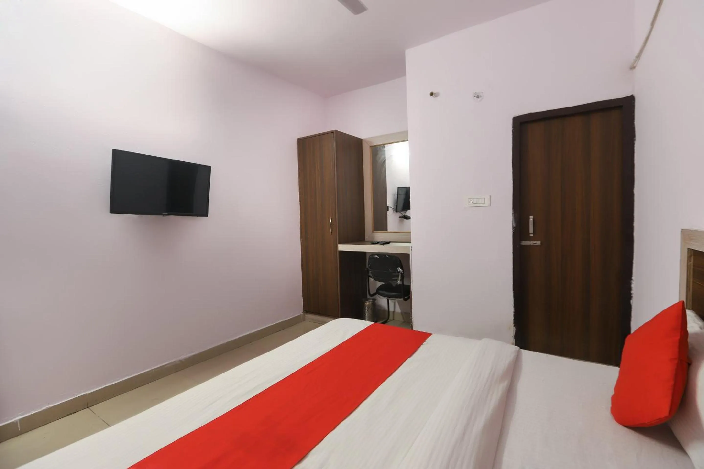 Bedroom, Bed in Hotel O Noida Villa