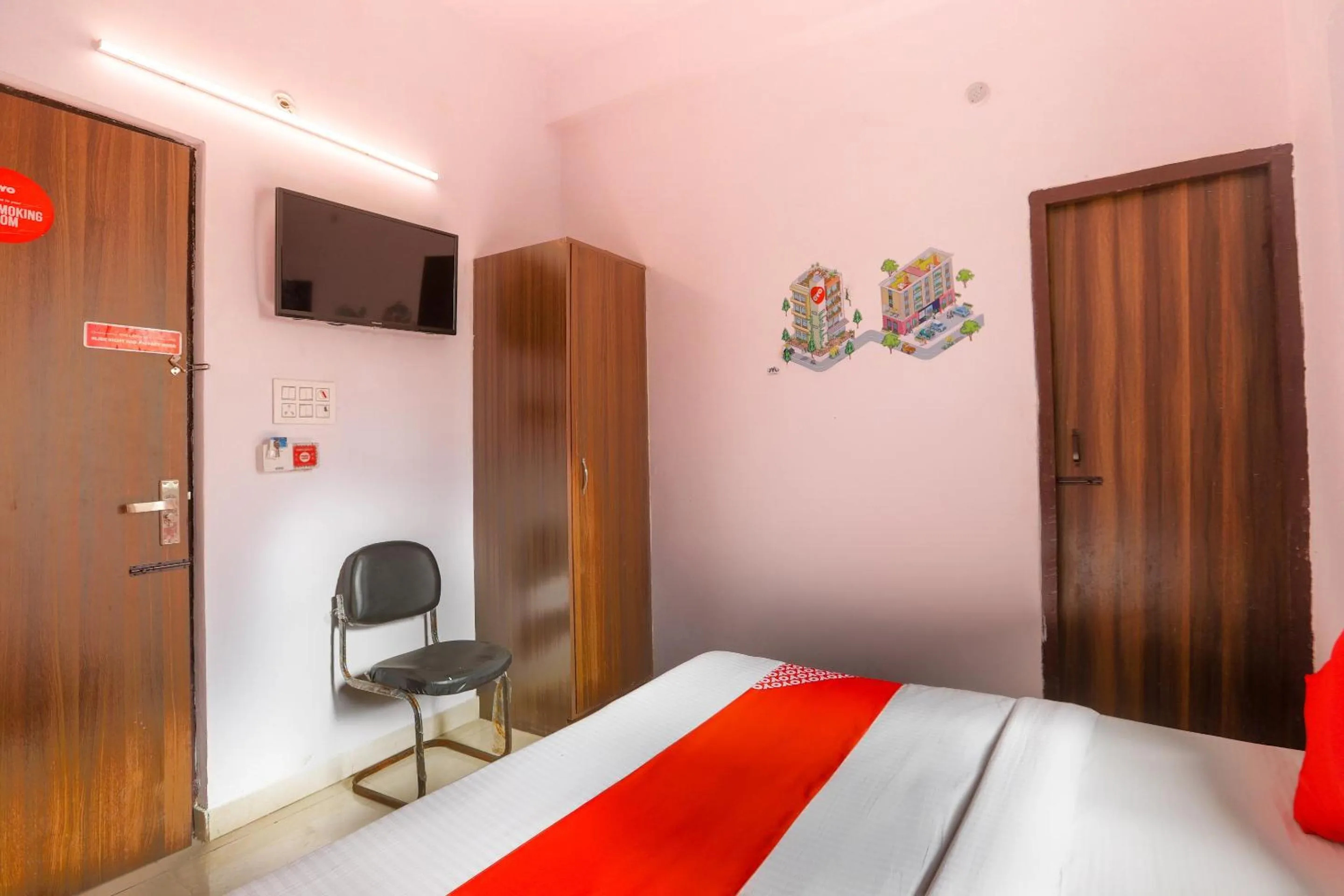 Bedroom, Bed in Hotel O Noida Villa