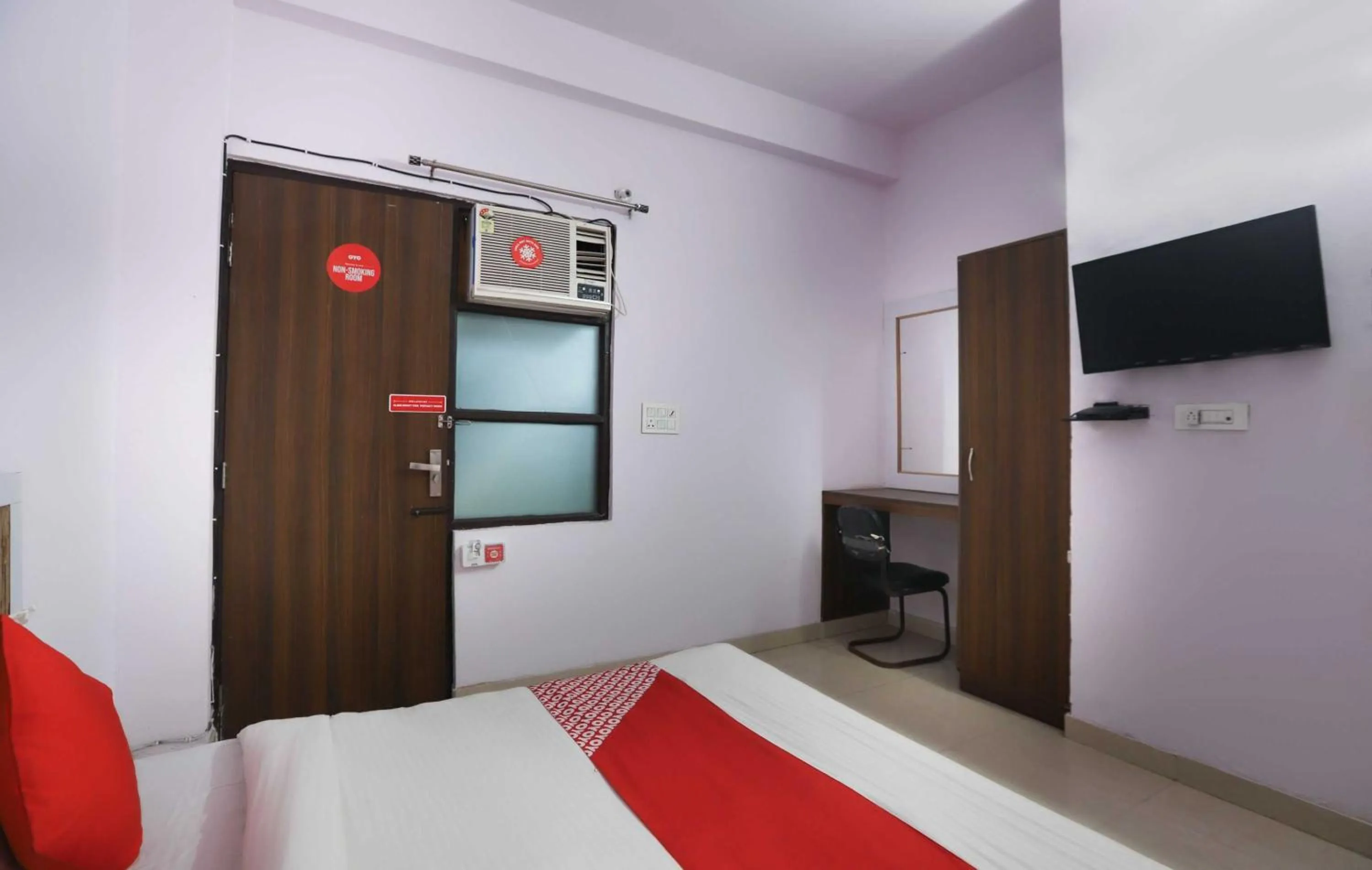 Bedroom, Bed in Hotel O Noida Villa