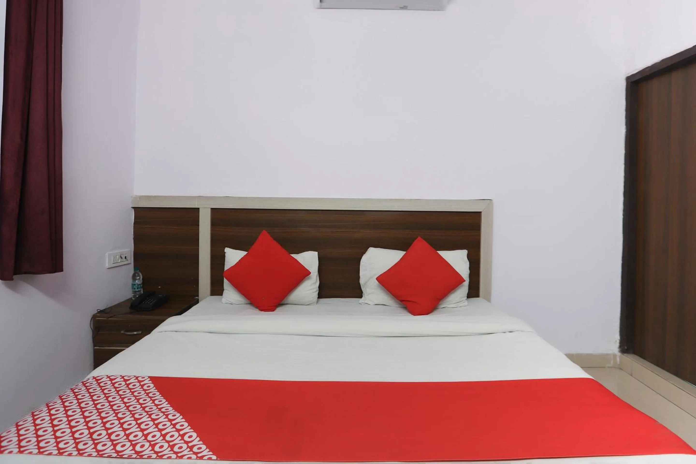 Bedroom, Bed in Hotel O Noida Villa