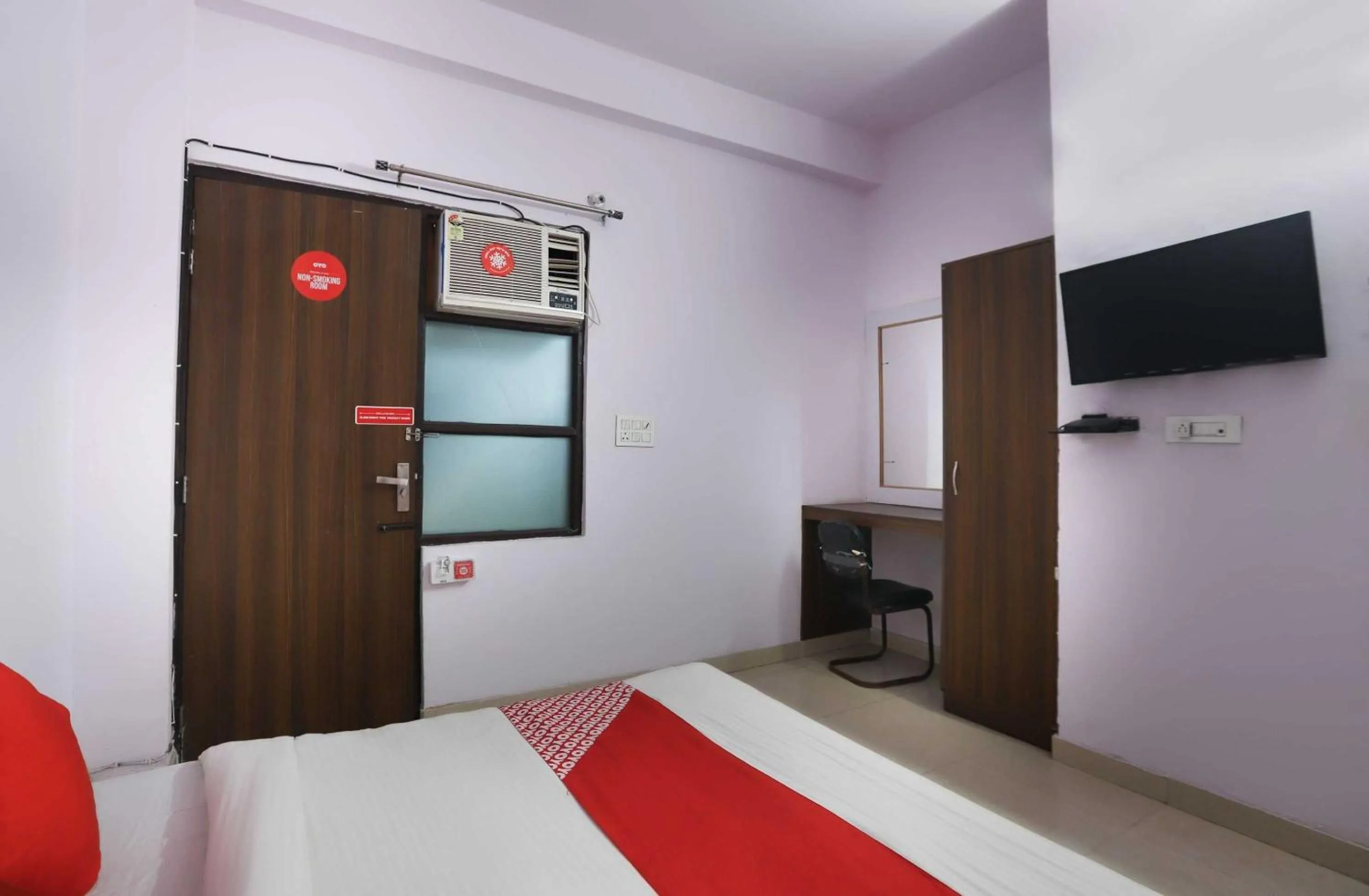 Bedroom, Bed in Hotel O Noida Villa