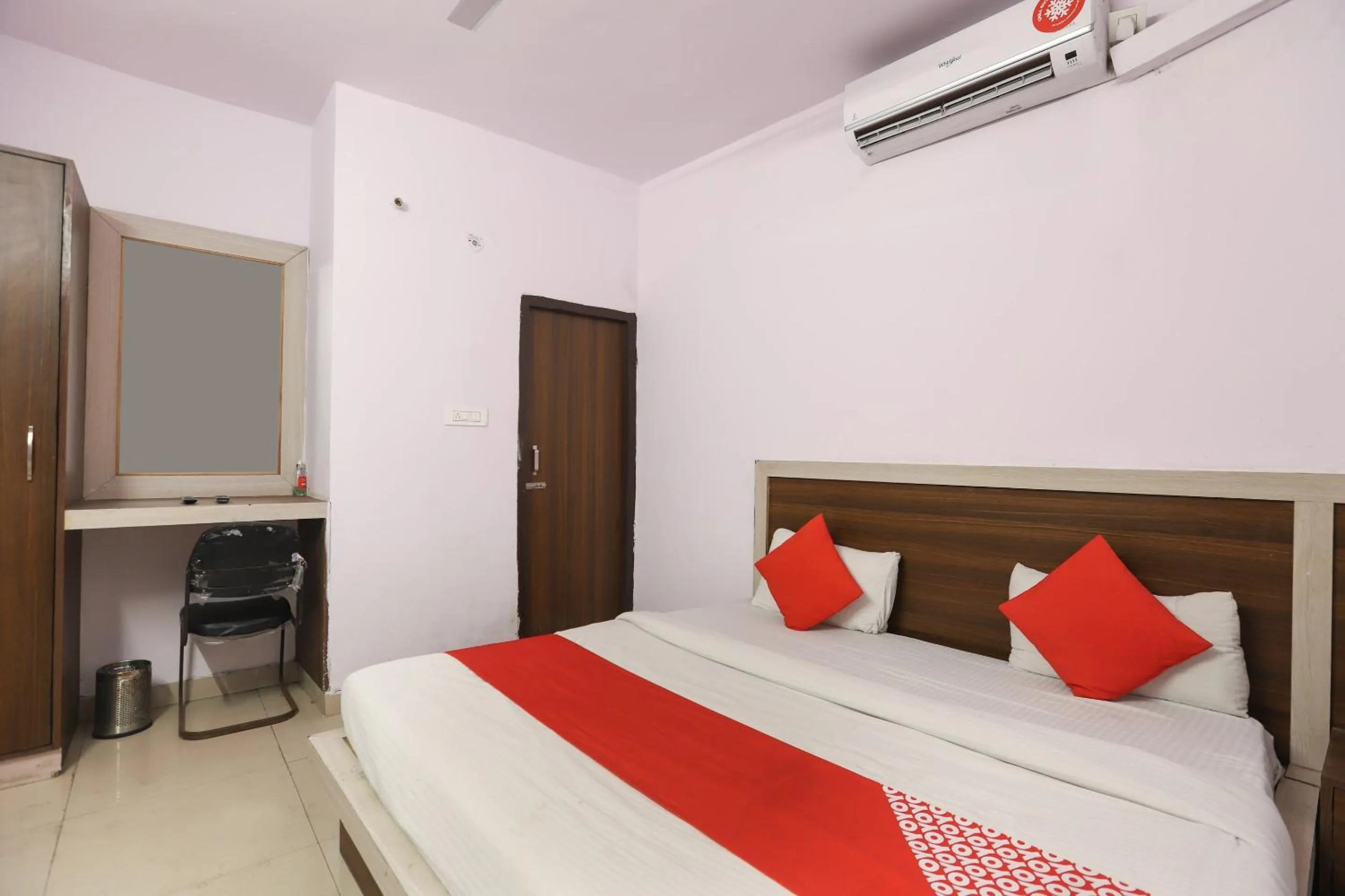 Bedroom, Bed in Hotel O Noida Villa