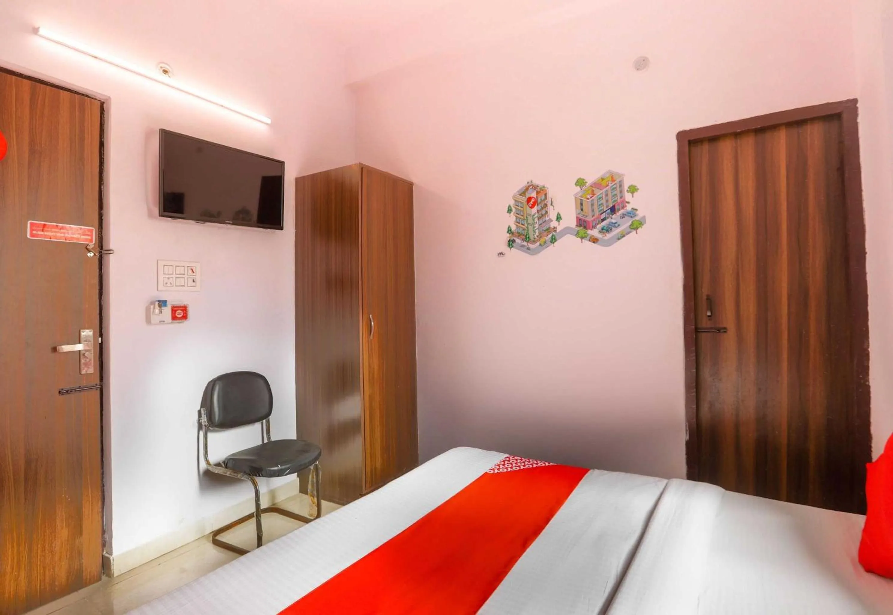 Bedroom, Bed in Hotel O Noida Villa