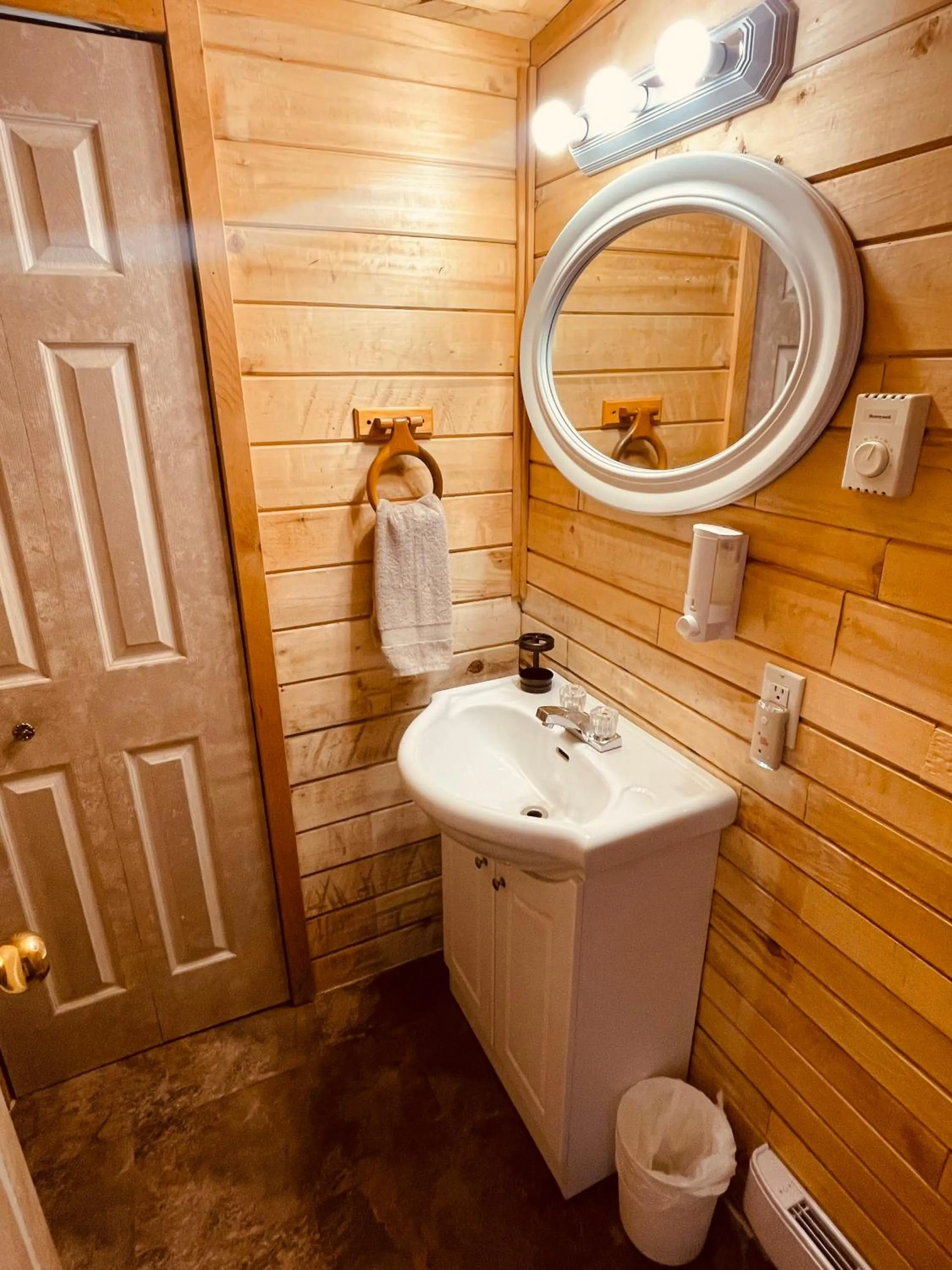 Summit River Lodge & Campsites