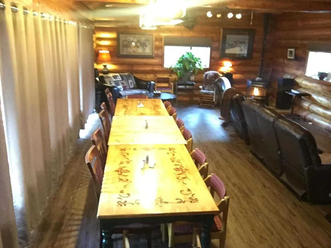 Communal lounge/ TV room in Summit River Lodge & Campsites