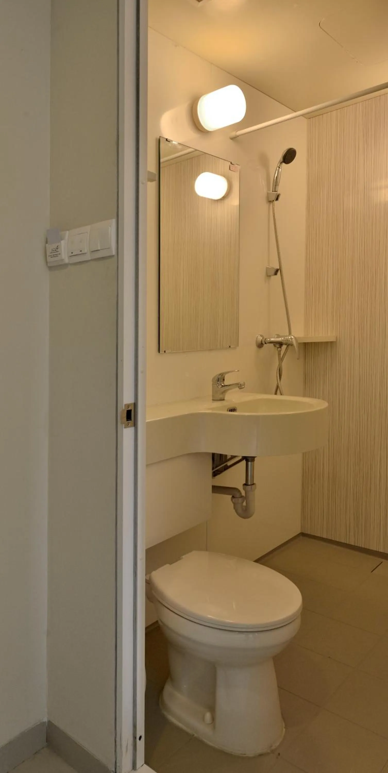 Shower in Zodiak MT Haryono by KAGUM Hotels