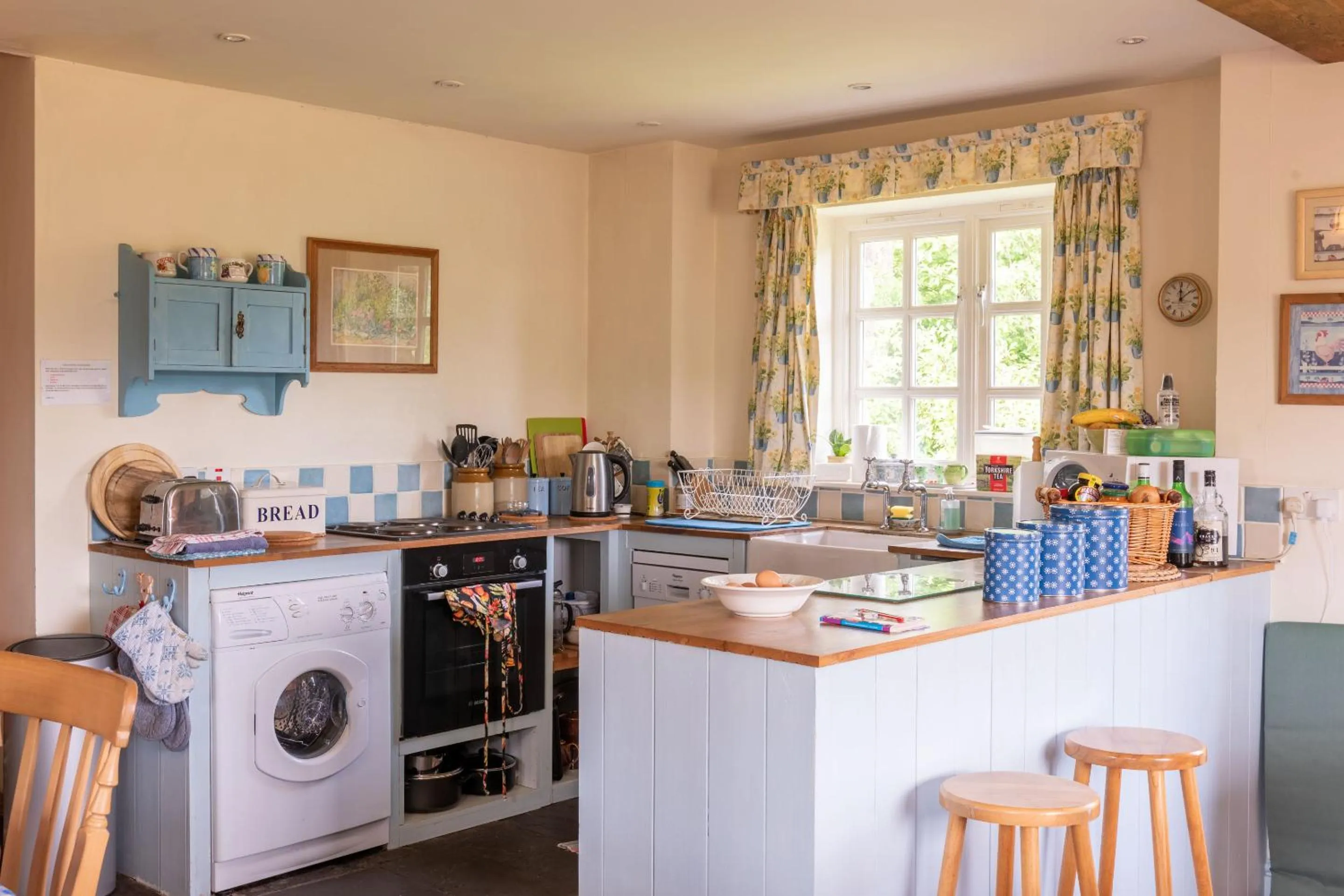 Kitchen or kitchenette in Alltybrain Farm Cottages