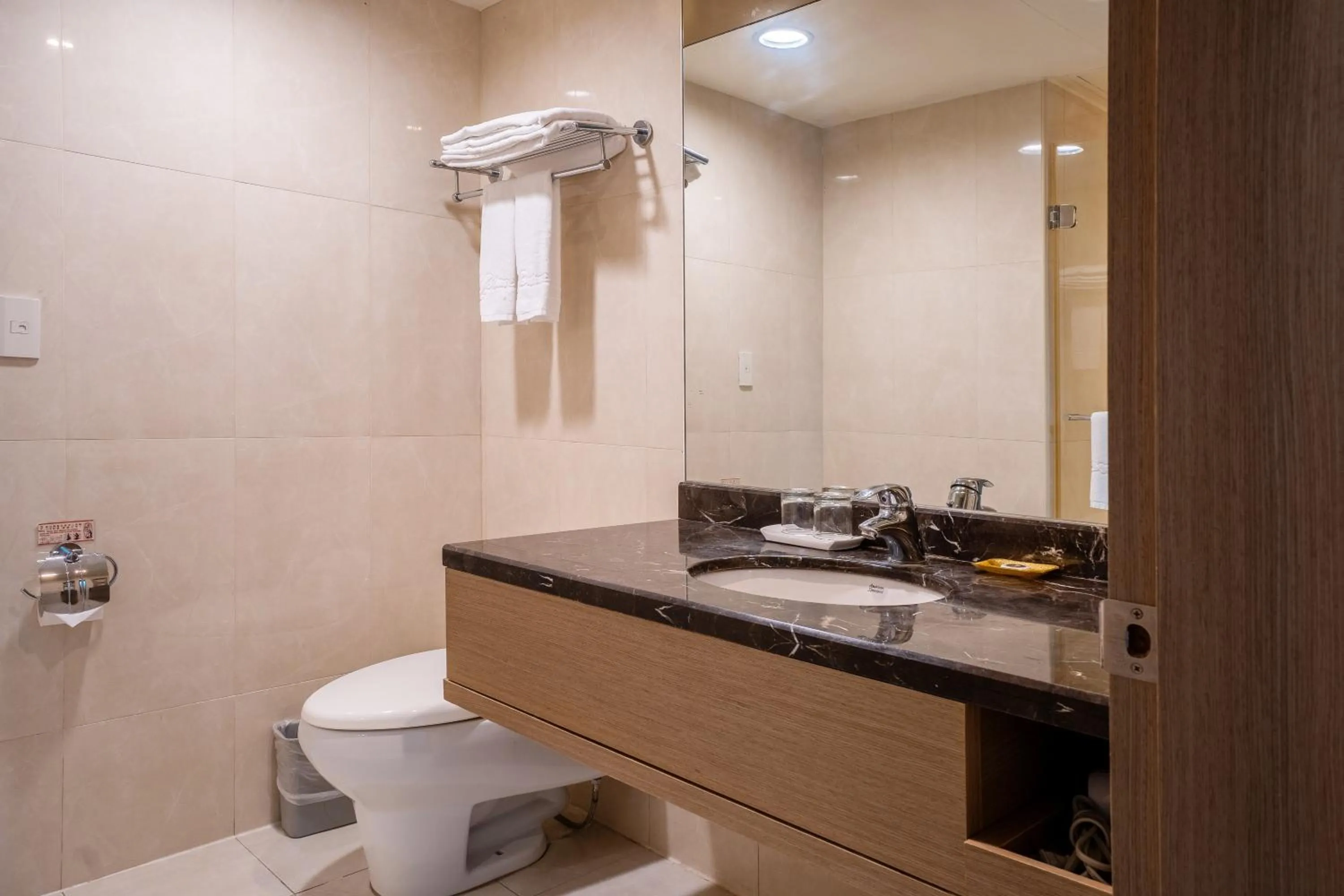 Toilet in Guide Hotel Taipei Chongqing