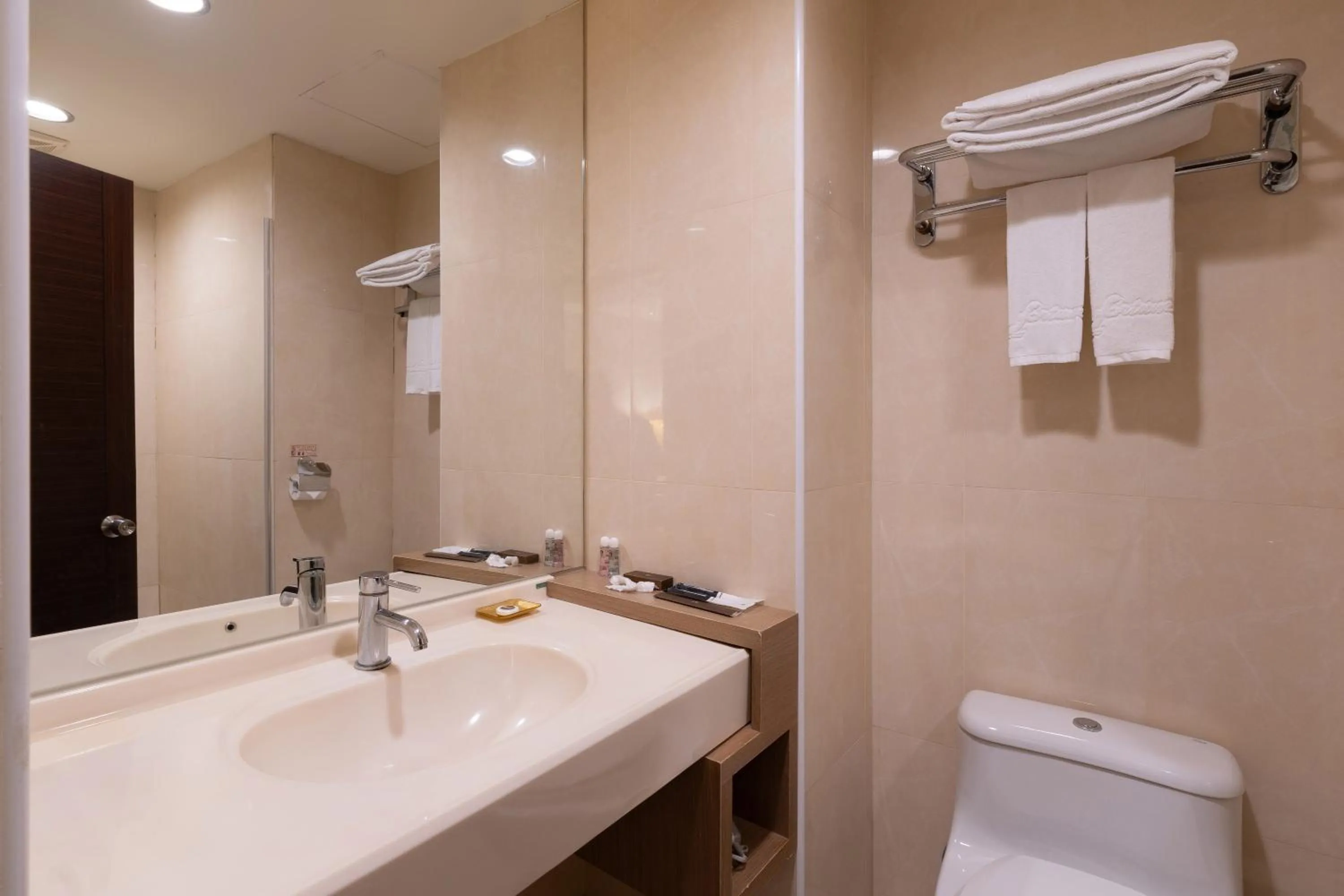 Toilet in Guide Hotel Taipei Chongqing