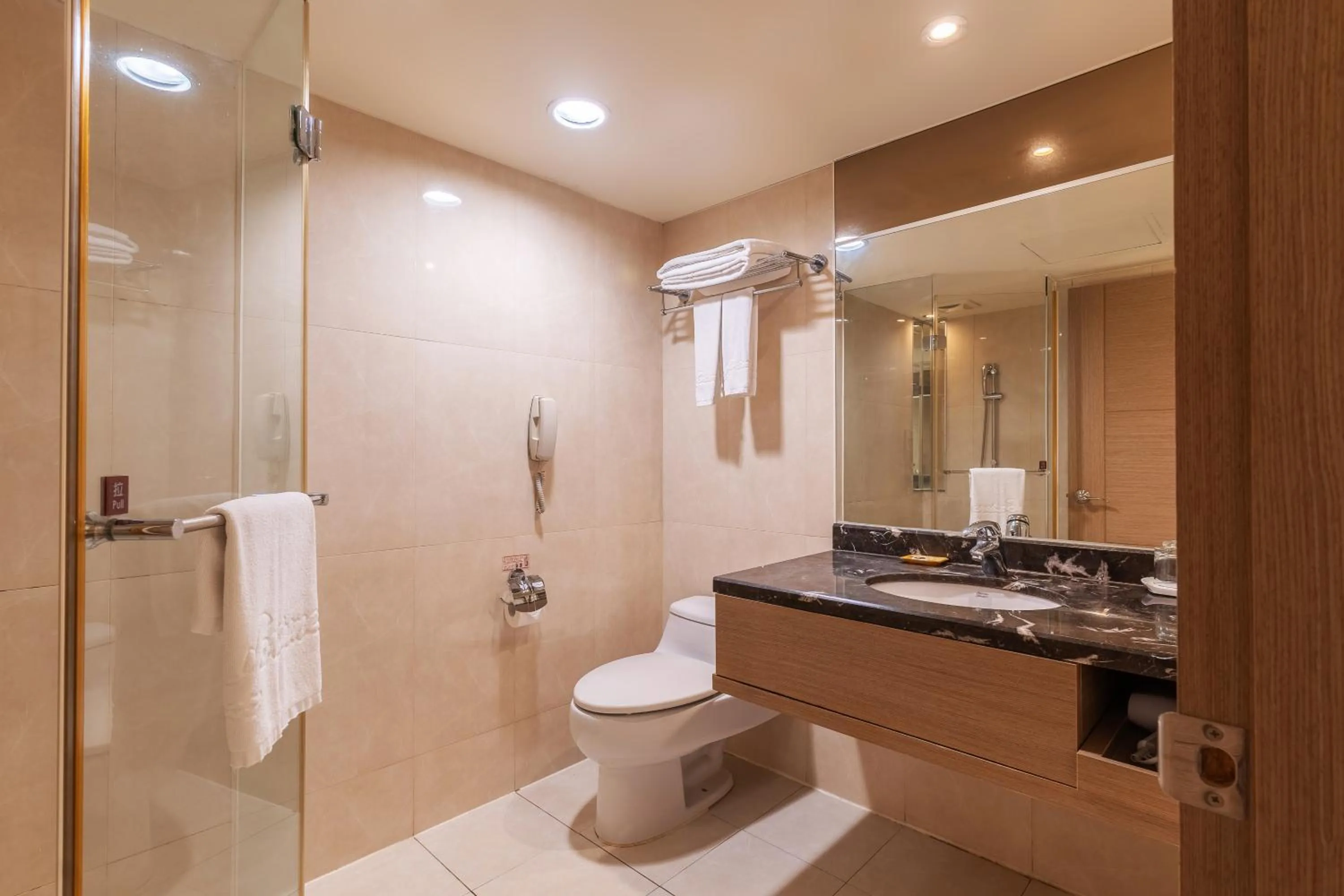 Shower in Guide Hotel Taipei Chongqing