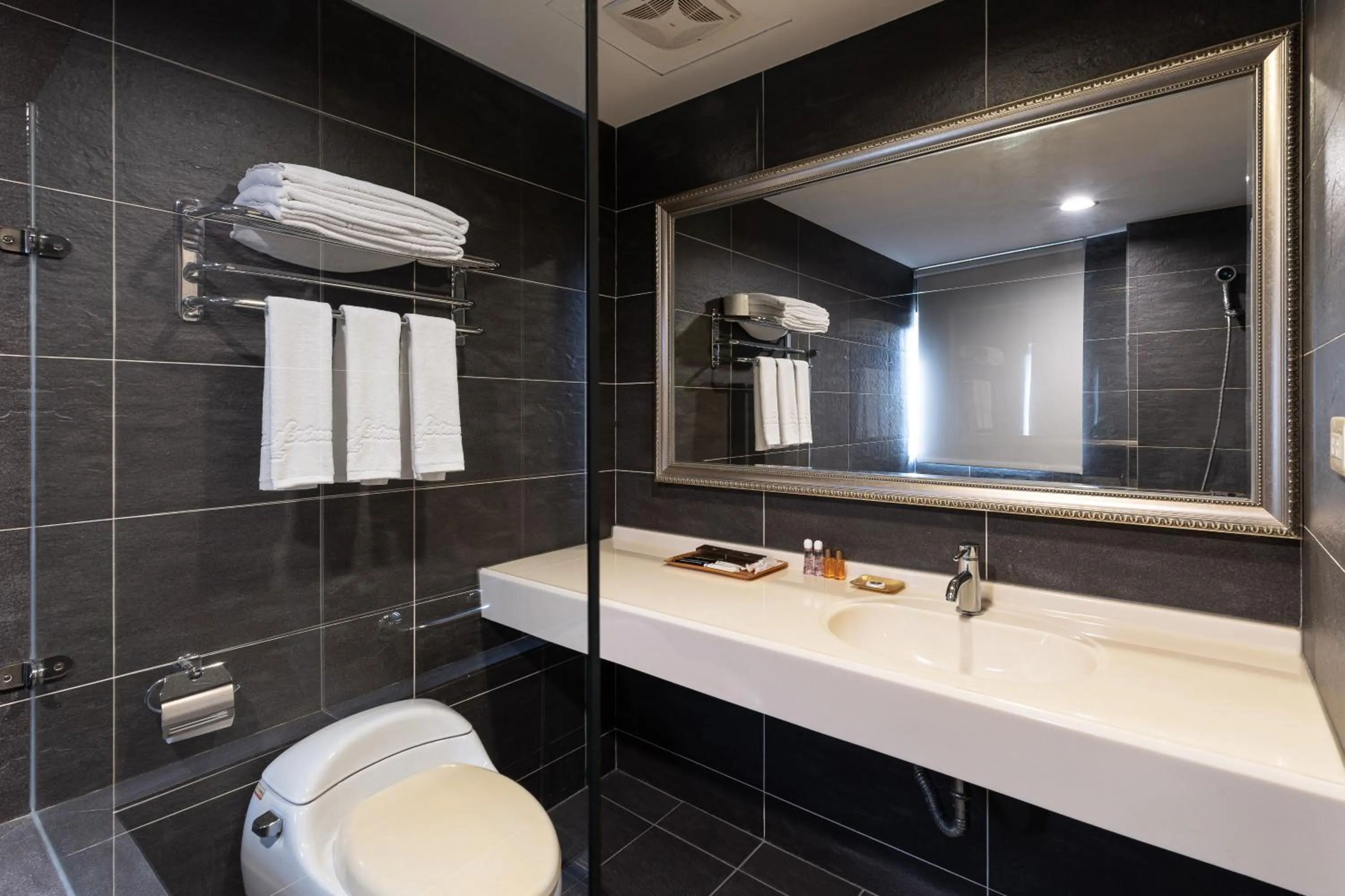 Shower in Guide Hotel Taipei Chongqing