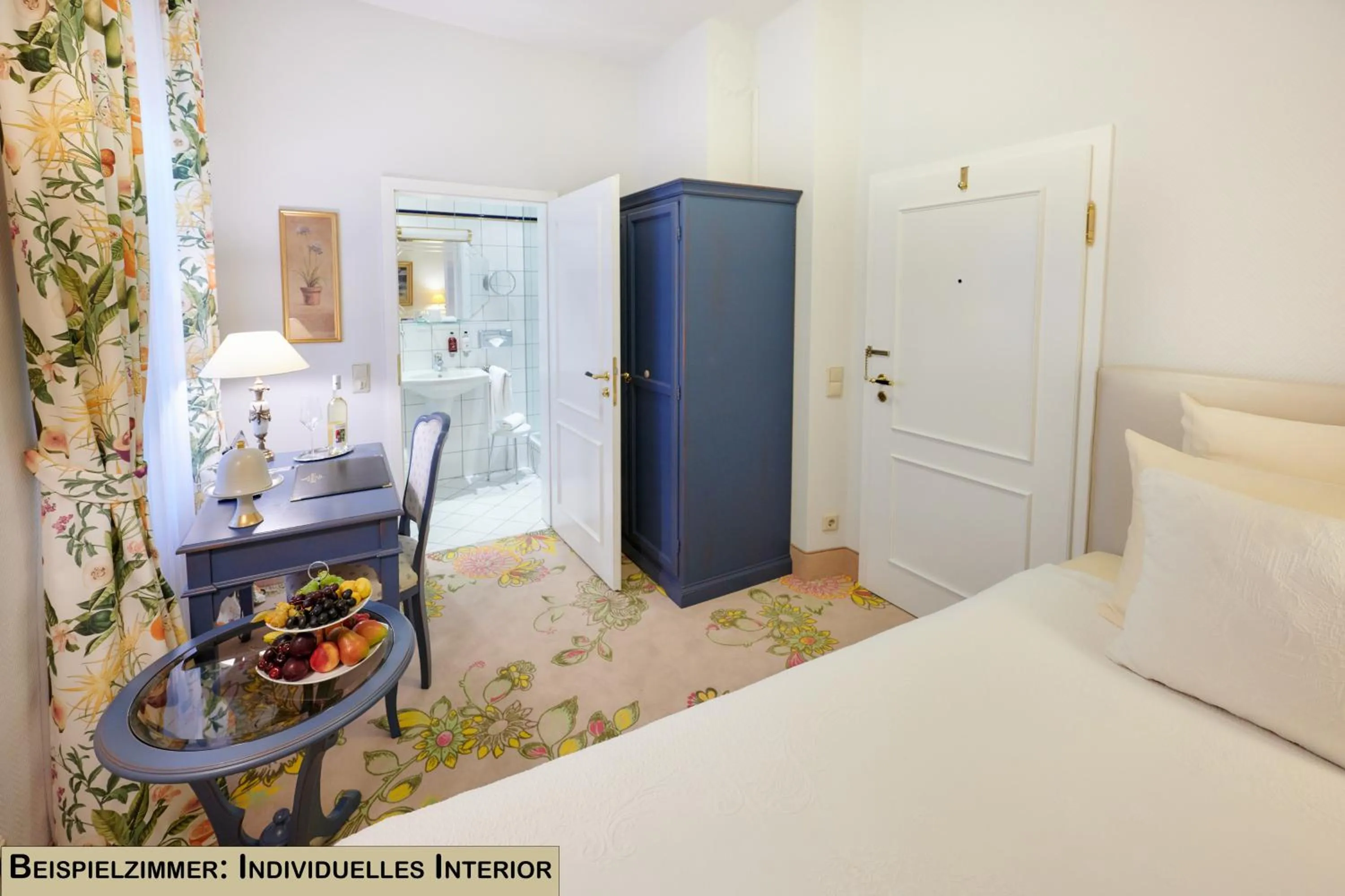 Photo of the whole room, Bed in Weinromantikhotel Richtershof