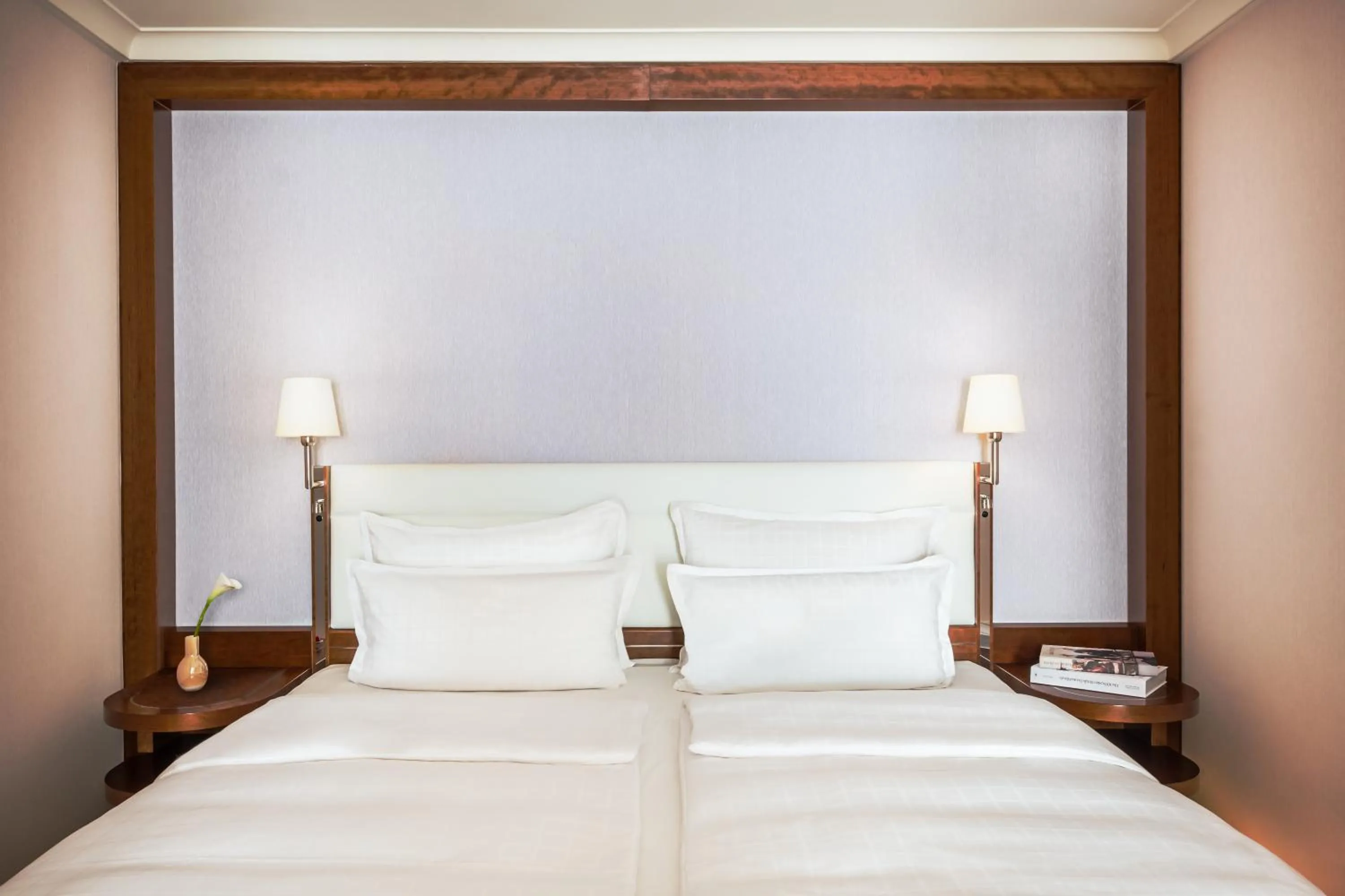 Bed in GRAND ELYSEE Hamburg