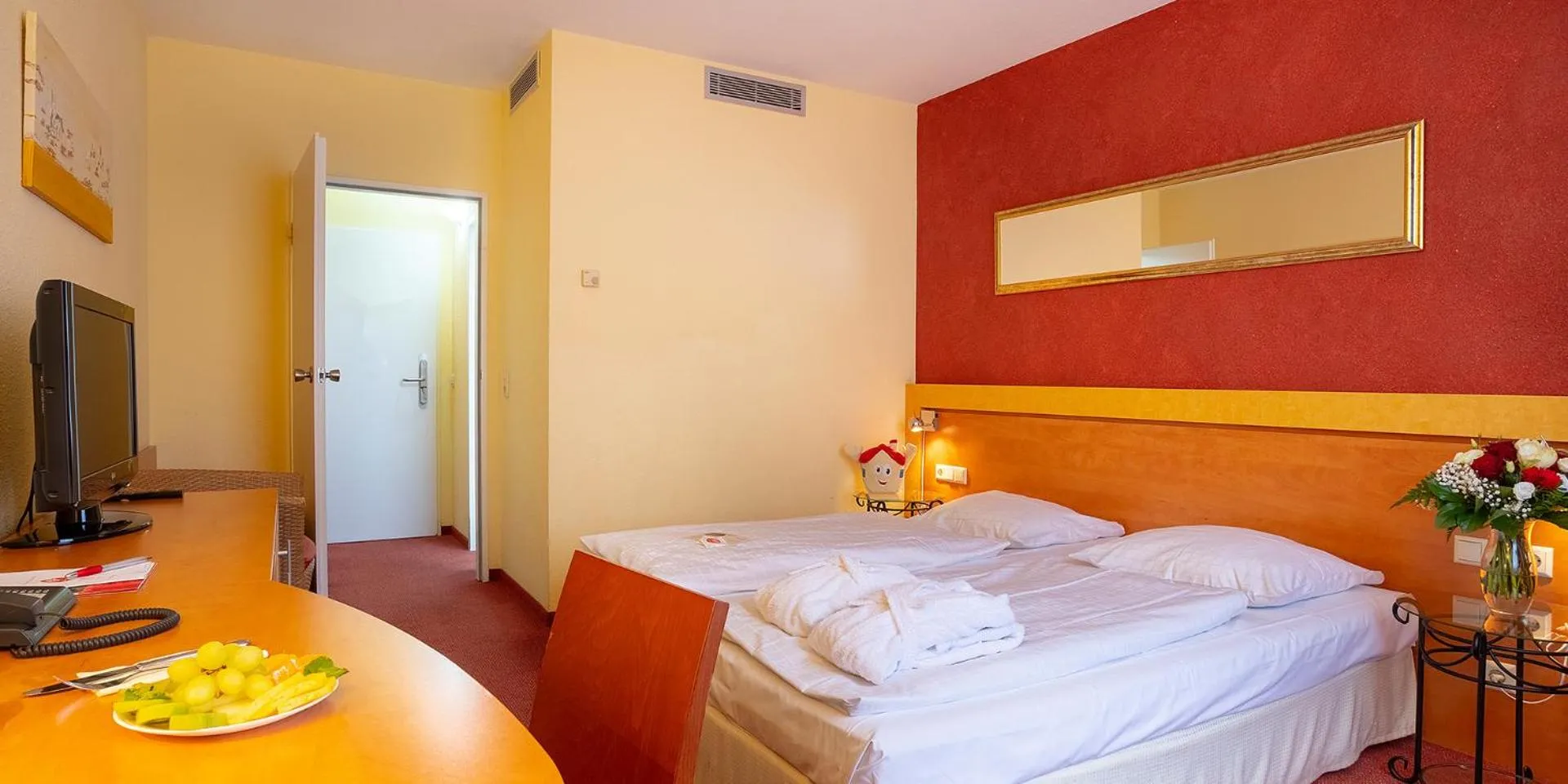 Photo of the whole room, Bed in ACHAT Hotel Monschau