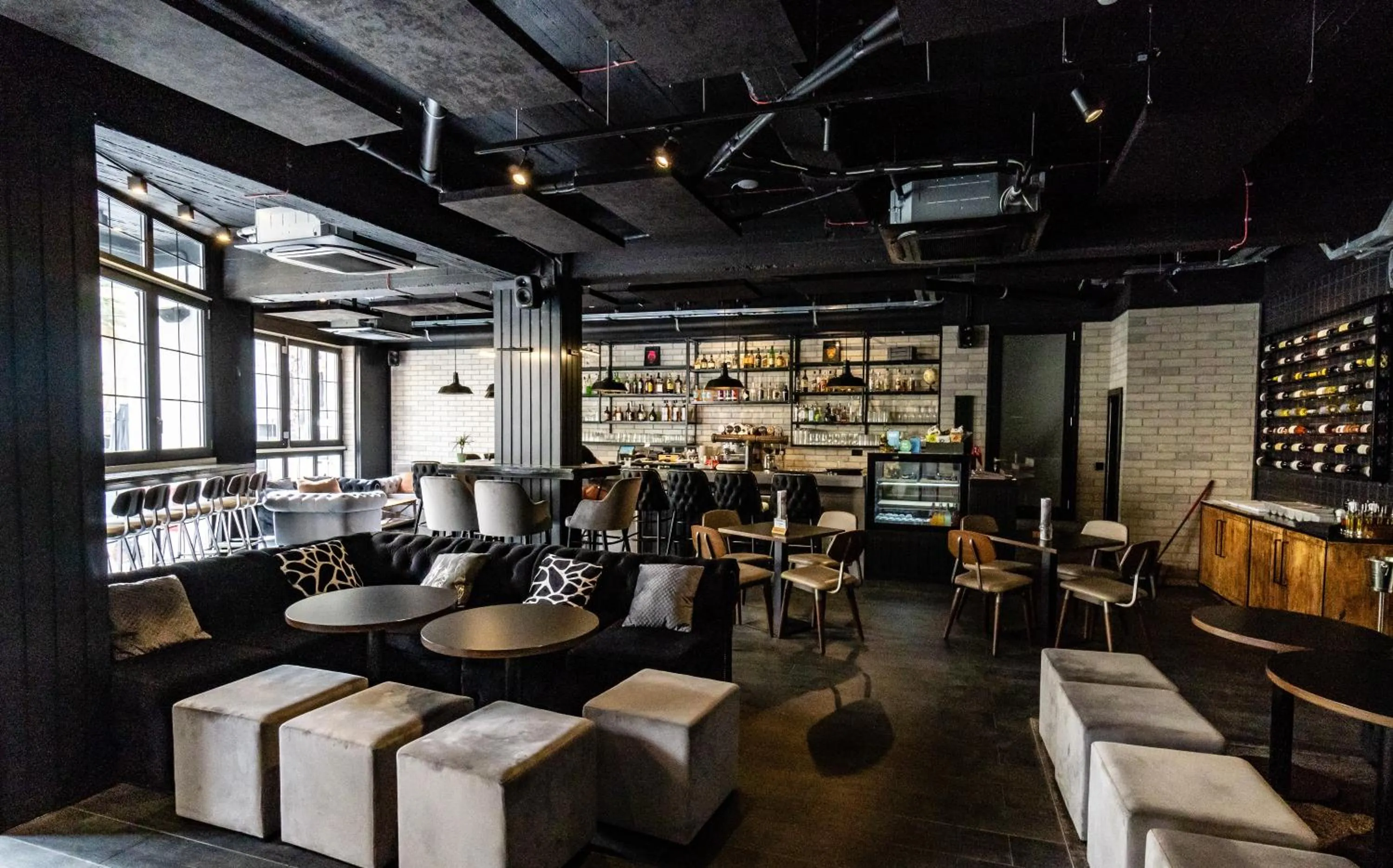 Restaurant/places to eat, Lounge/Bar in Ulysses ApartHotel