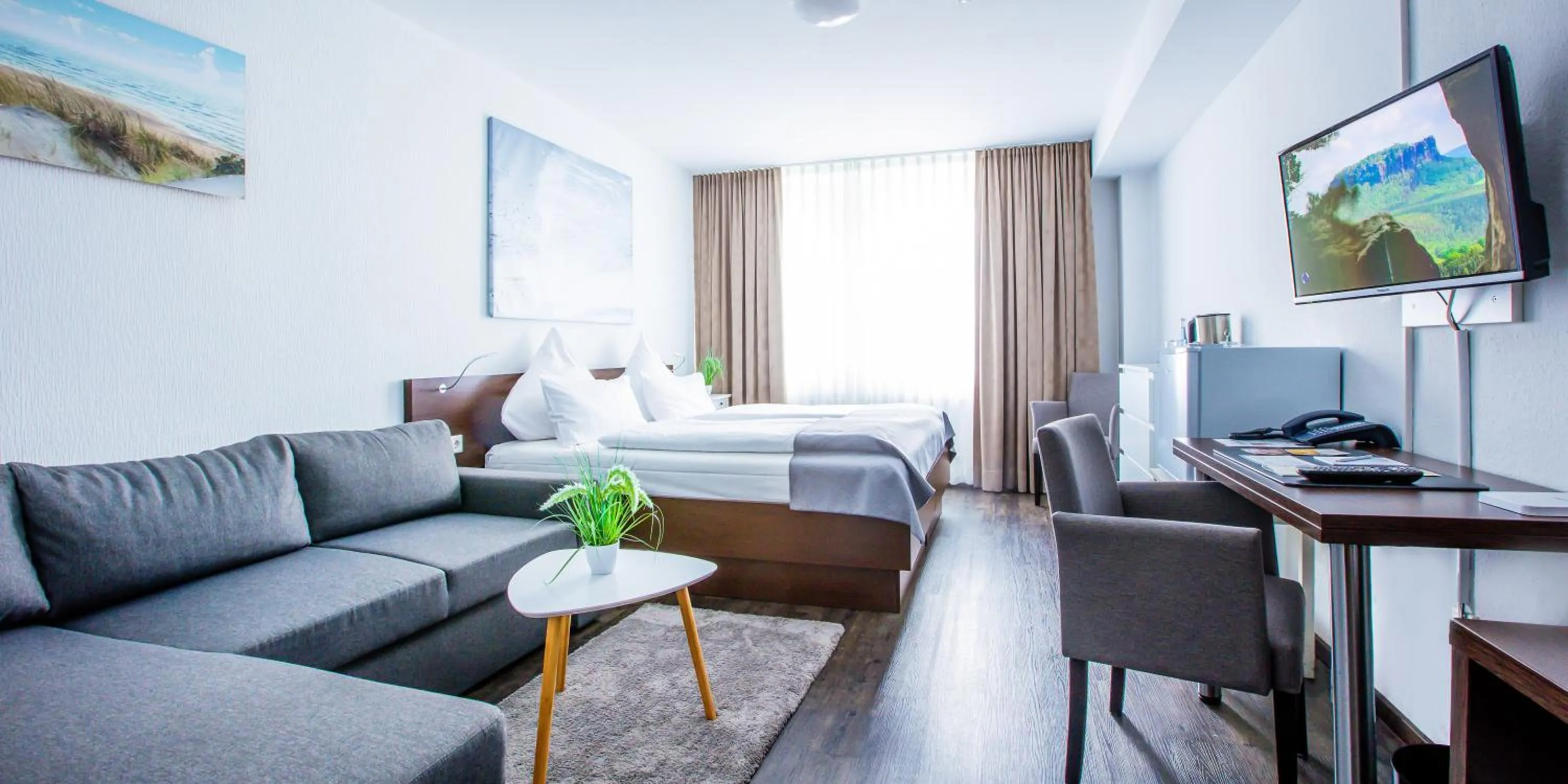 Photo of the whole room, Bed in Hotel Das Kronprinz