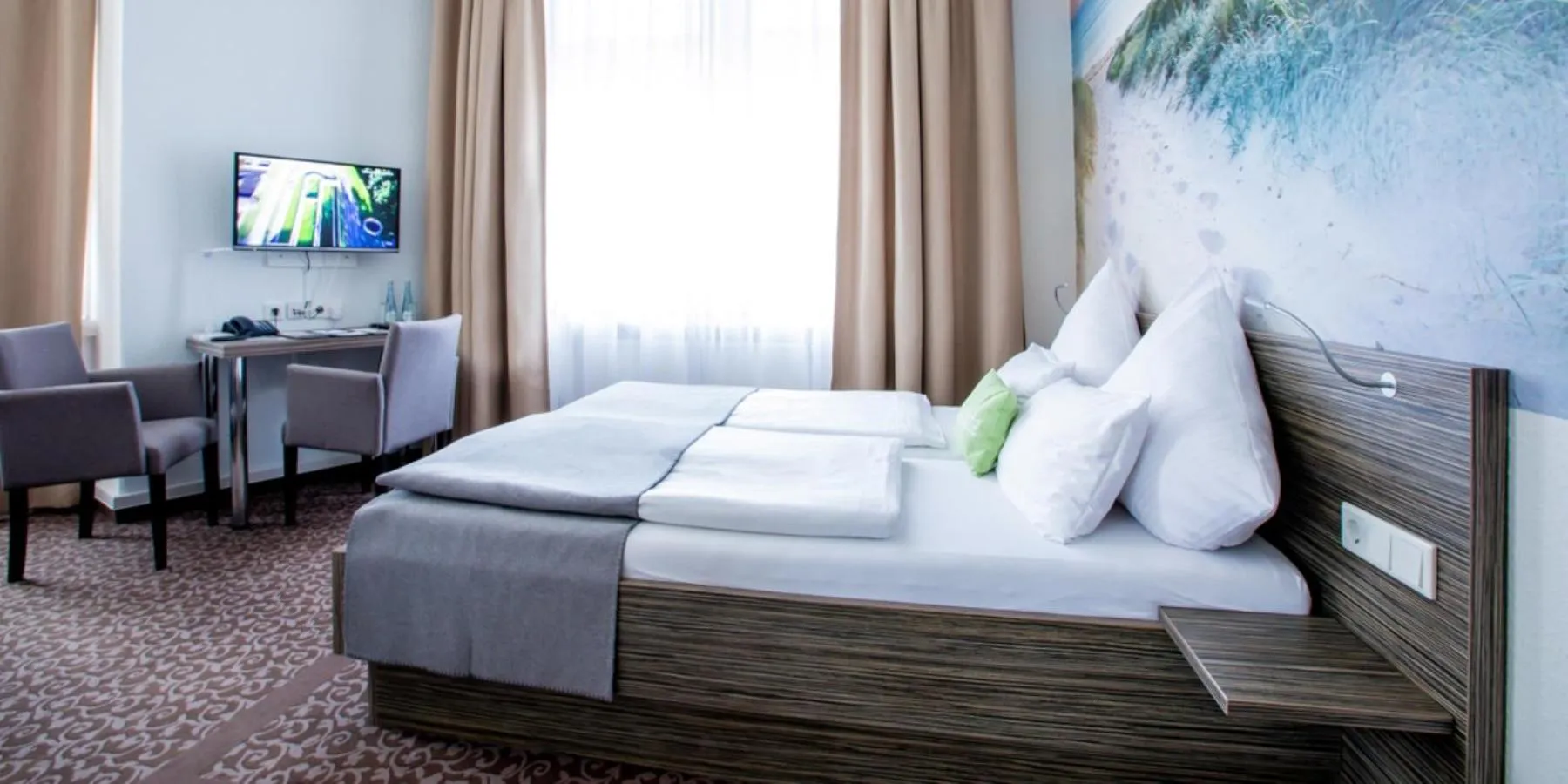 Photo of the whole room, Bed in Hotel Das Kronprinz