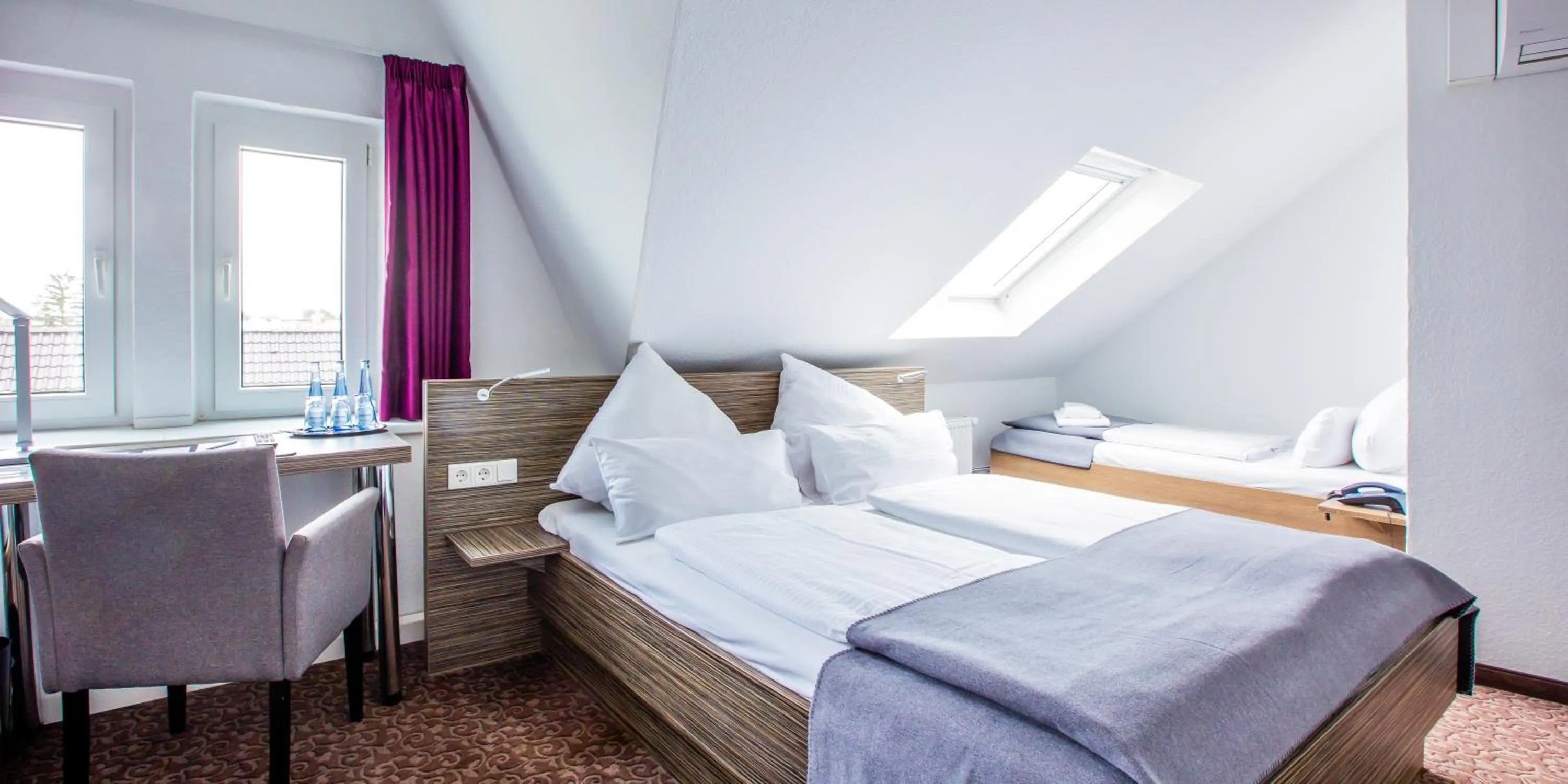 Photo of the whole room, Bed in Hotel Das Kronprinz