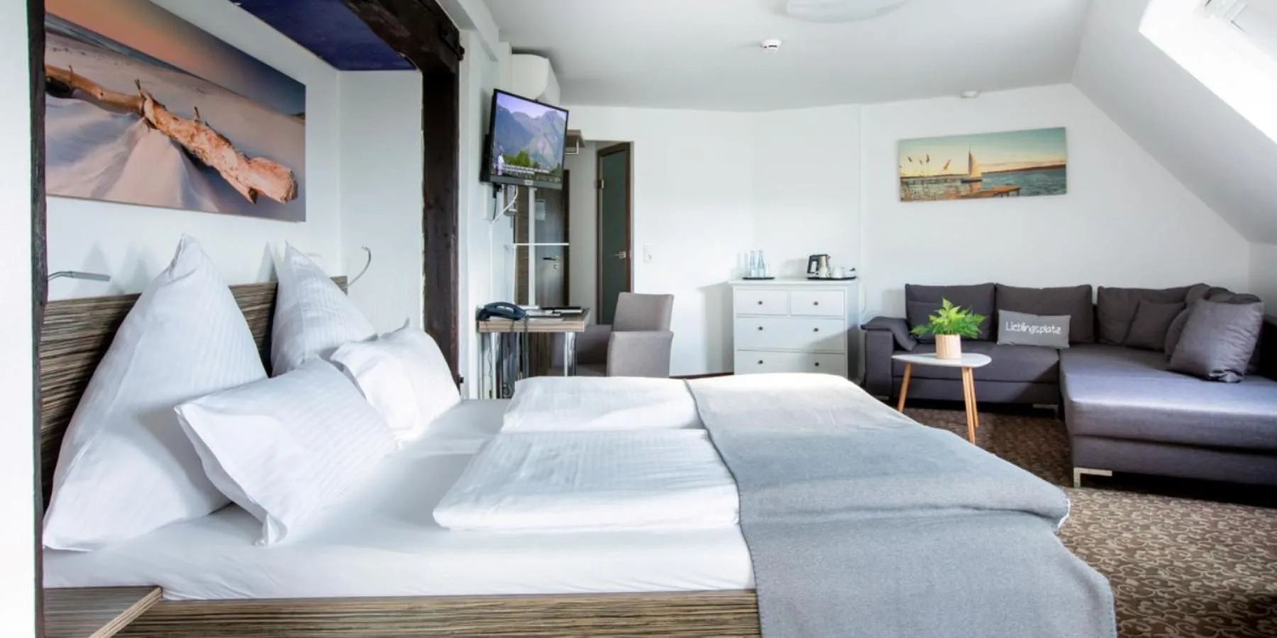 Photo of the whole room, Bed in Hotel Das Kronprinz