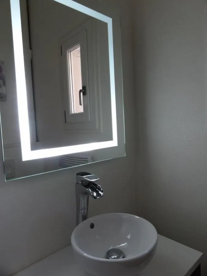 Bathroom in ApartHotel François 1er - 16ème