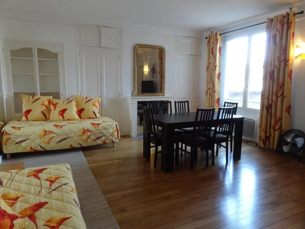 Living room, Bed in ApartHotel François 1er - 16ème