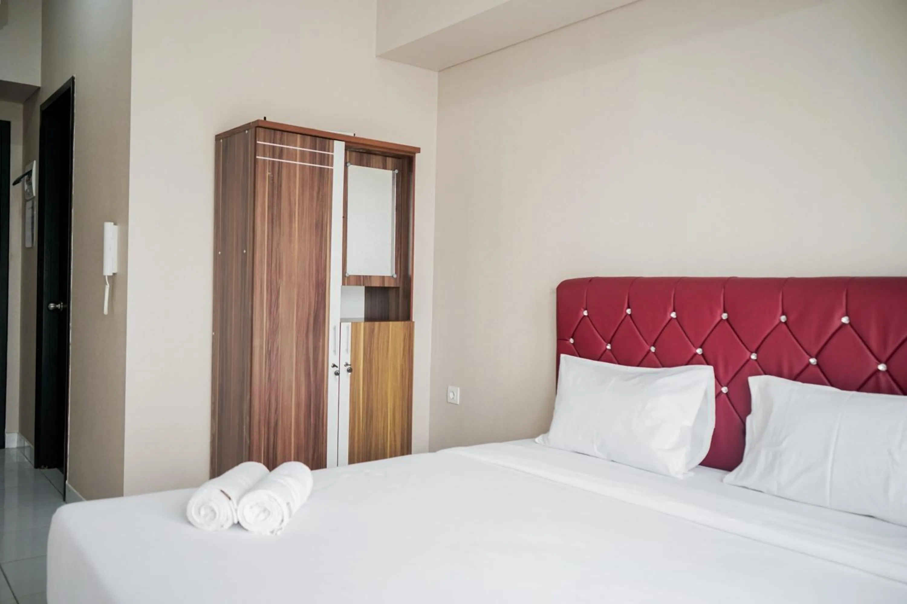 Bed in Cozy Minimalist Studio at Casa de Parco Apartment By Travelio