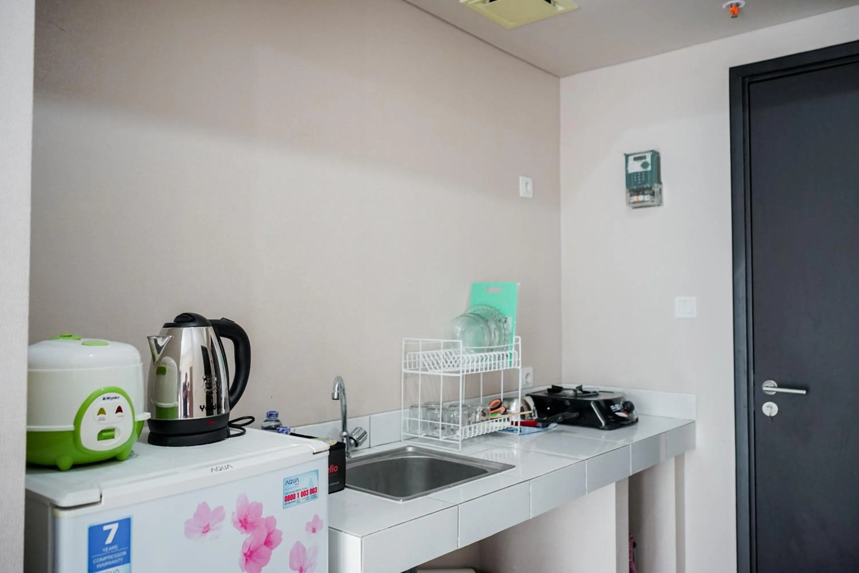 Kitchen or kitchenette in Cozy Minimalist Studio at Casa de Parco Apartment By Travelio