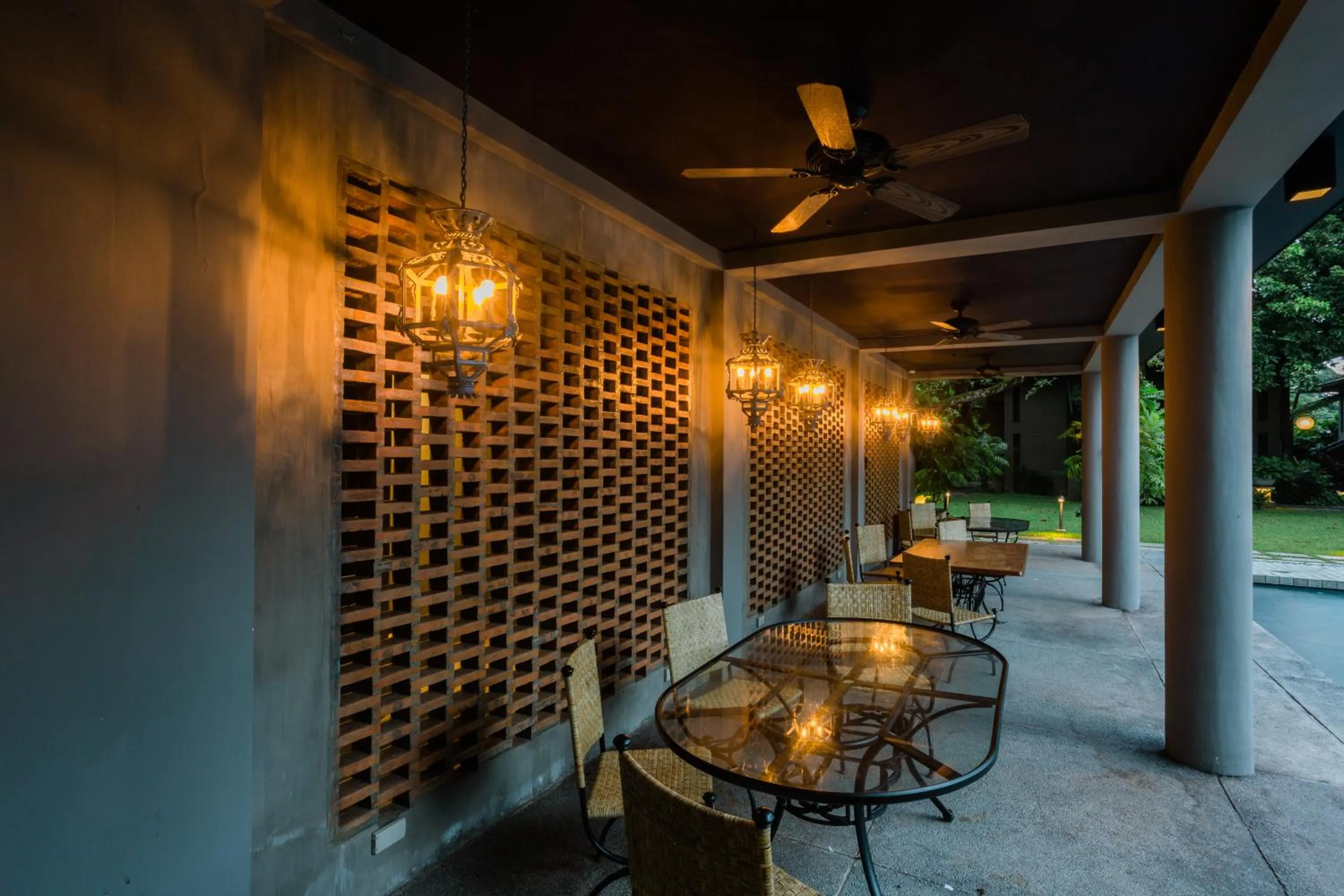 Lounge or bar in The Henry Resort Dumaguete