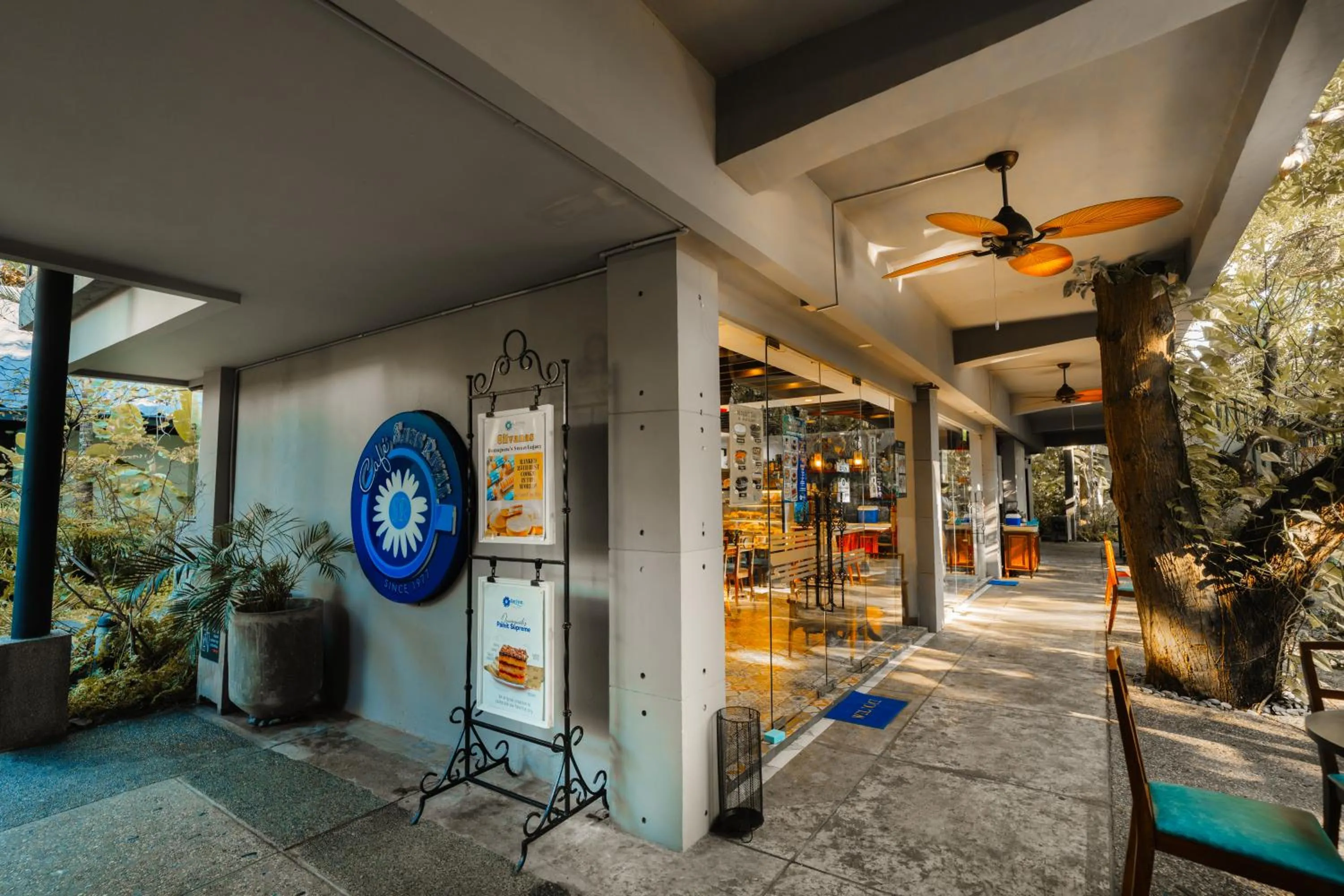 Restaurant/places to eat in The Henry Resort Dumaguete