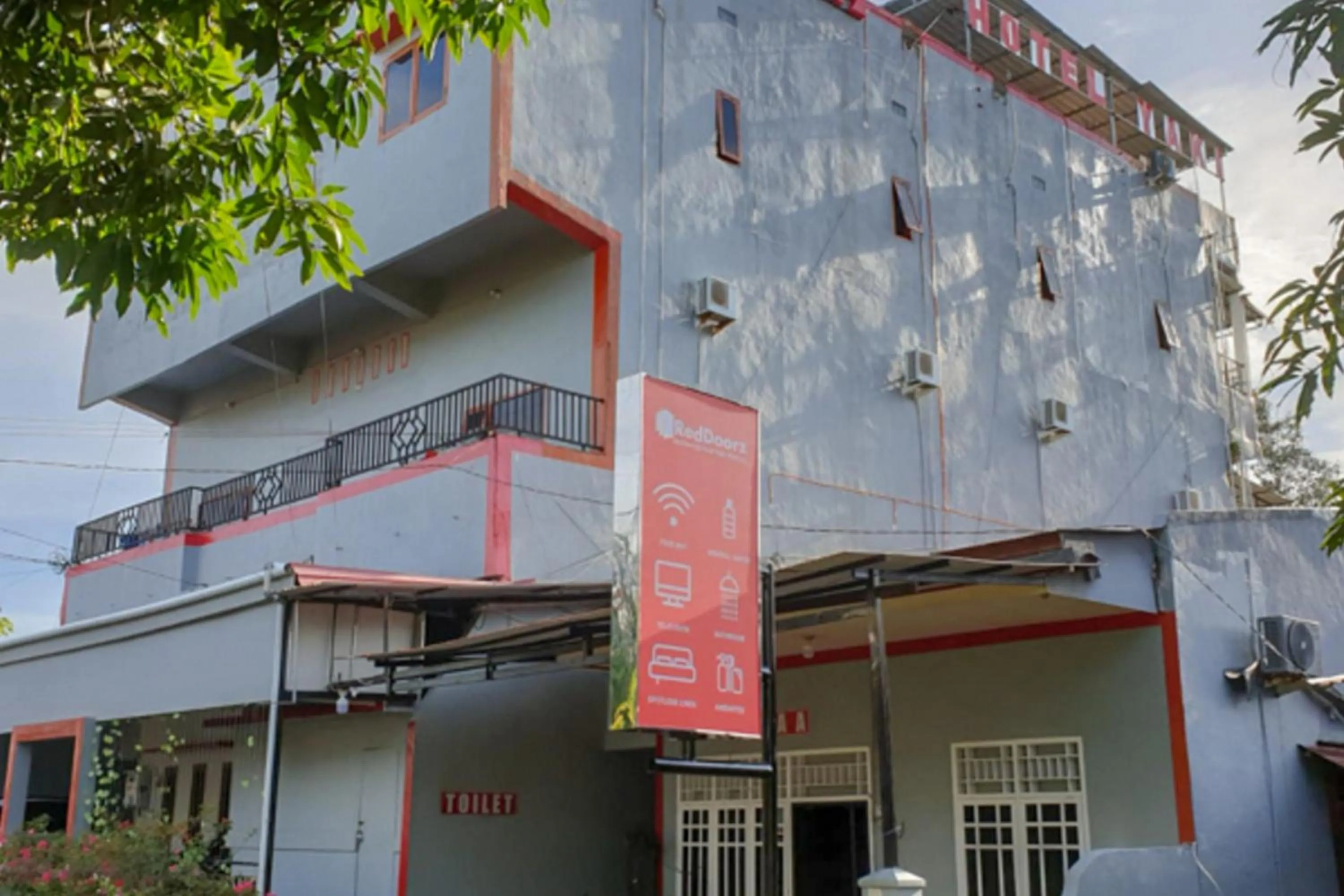 Property building in RedDoorz @ Hotel Yaki Mamuju