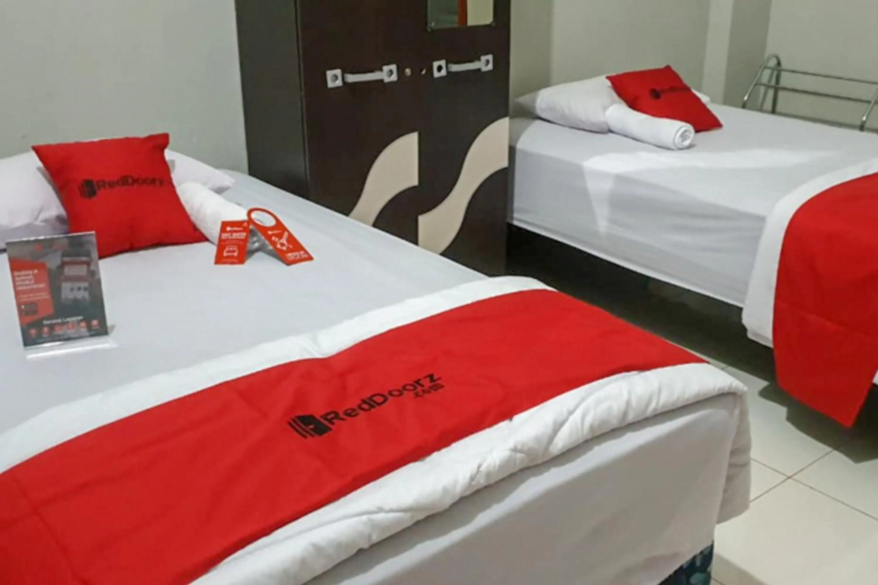 Bedroom, Bed in RedDoorz @ Hotel Yaki Mamuju