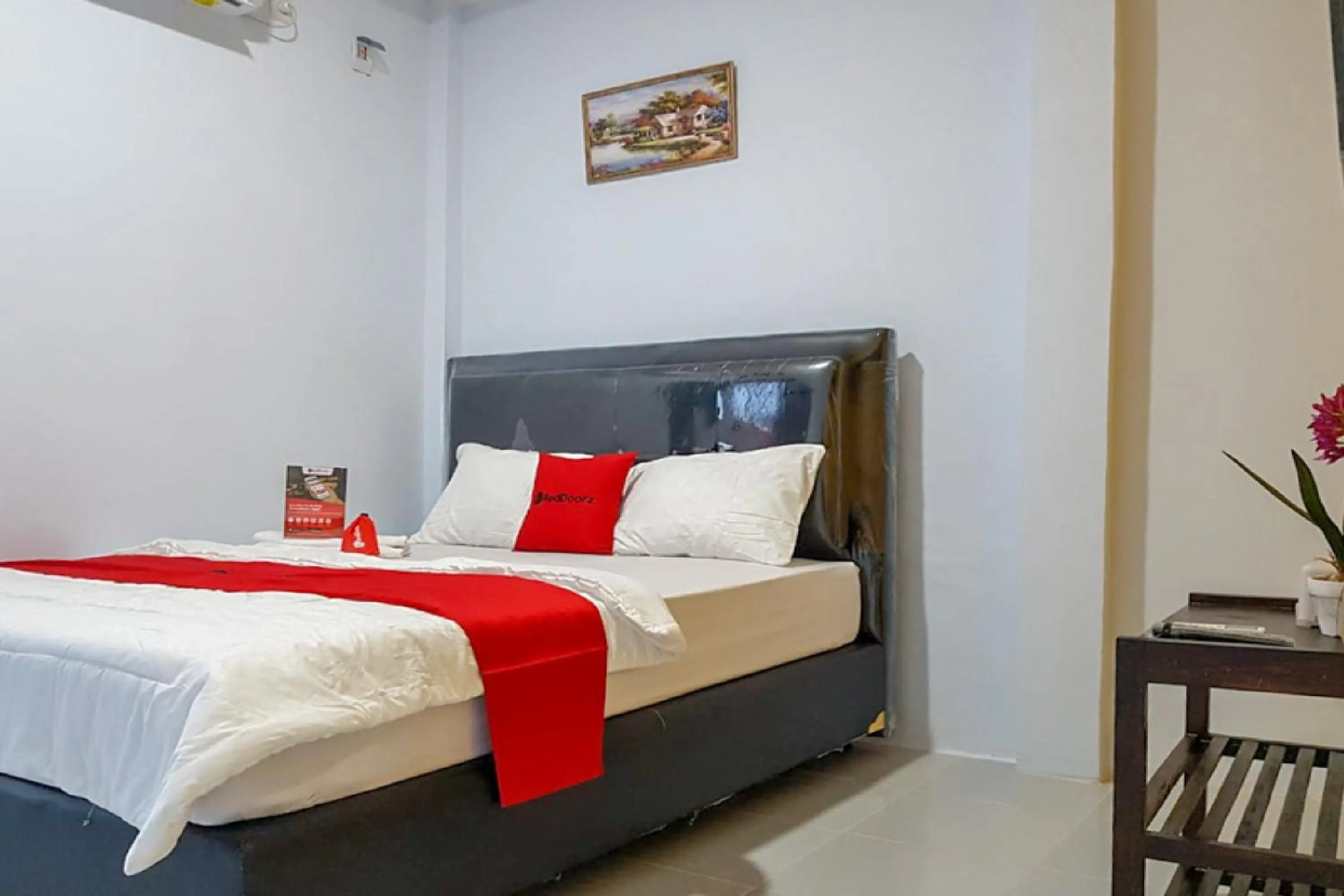 Bedroom, Bed in RedDoorz near RSUD Kota Luwuk