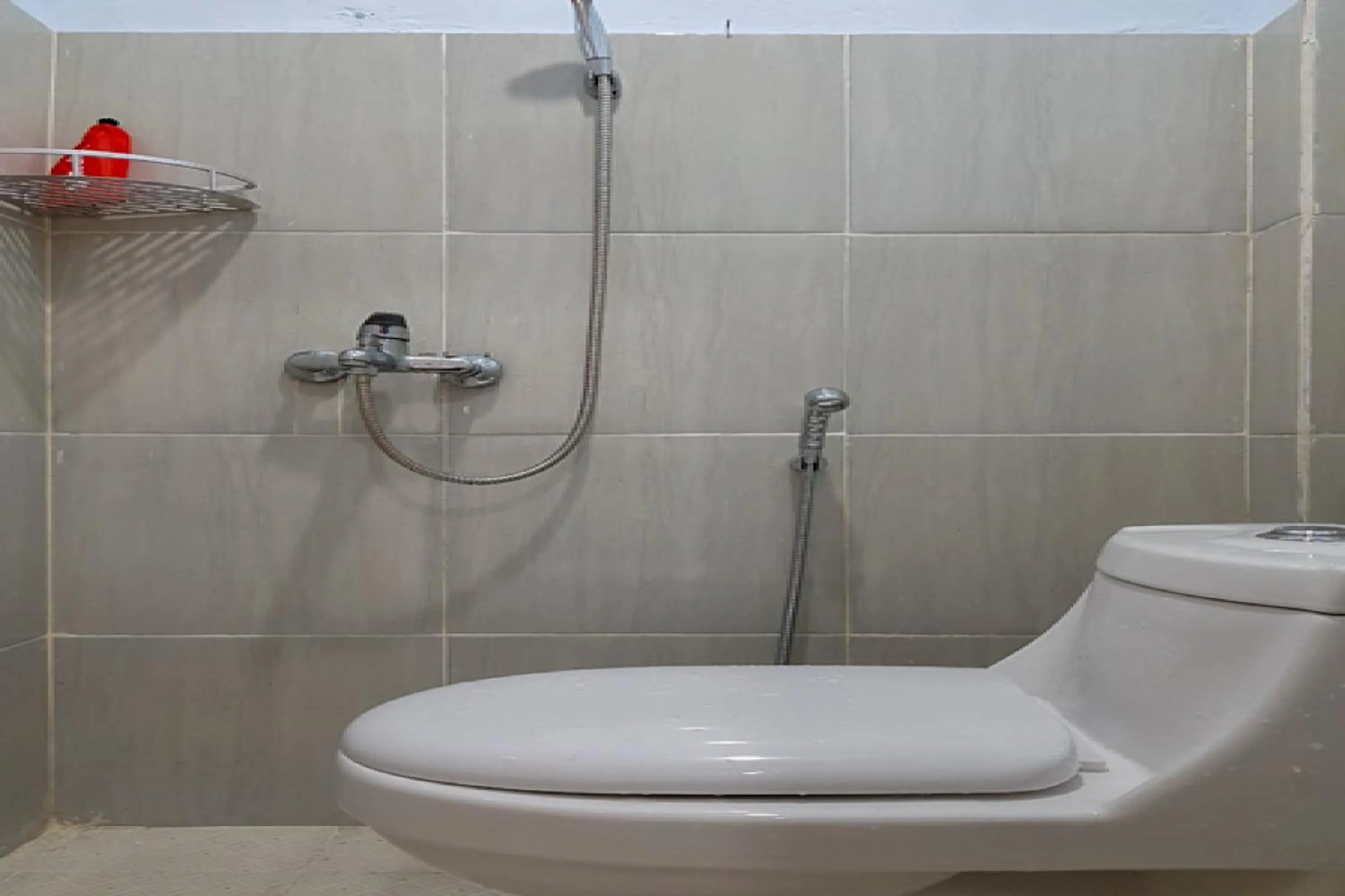 Bathroom in RedDoorz near RSUD Kota Luwuk