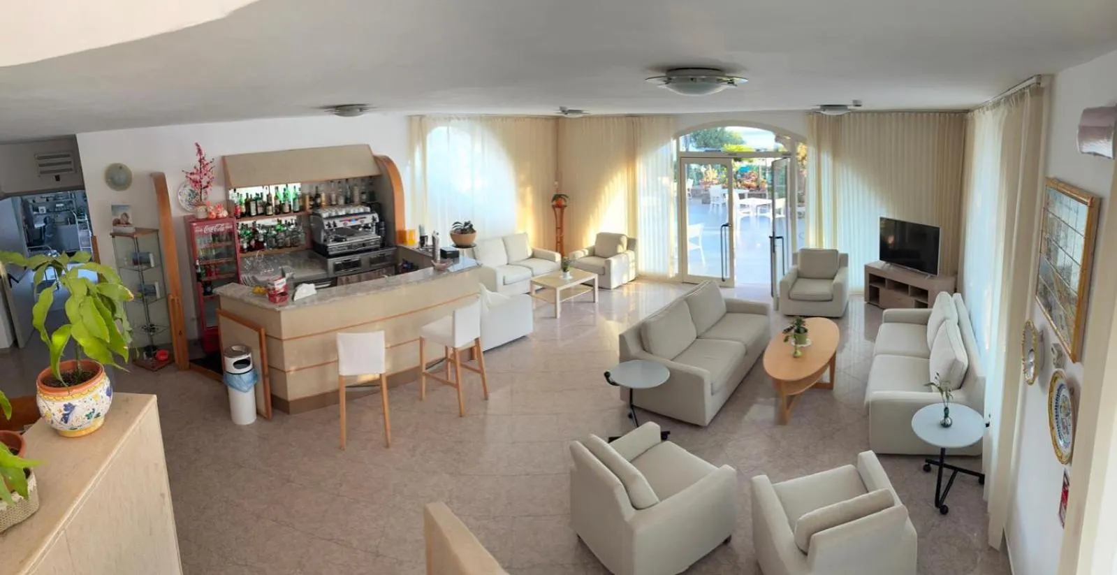 Communal lounge/ TV room in Hotel Maronti