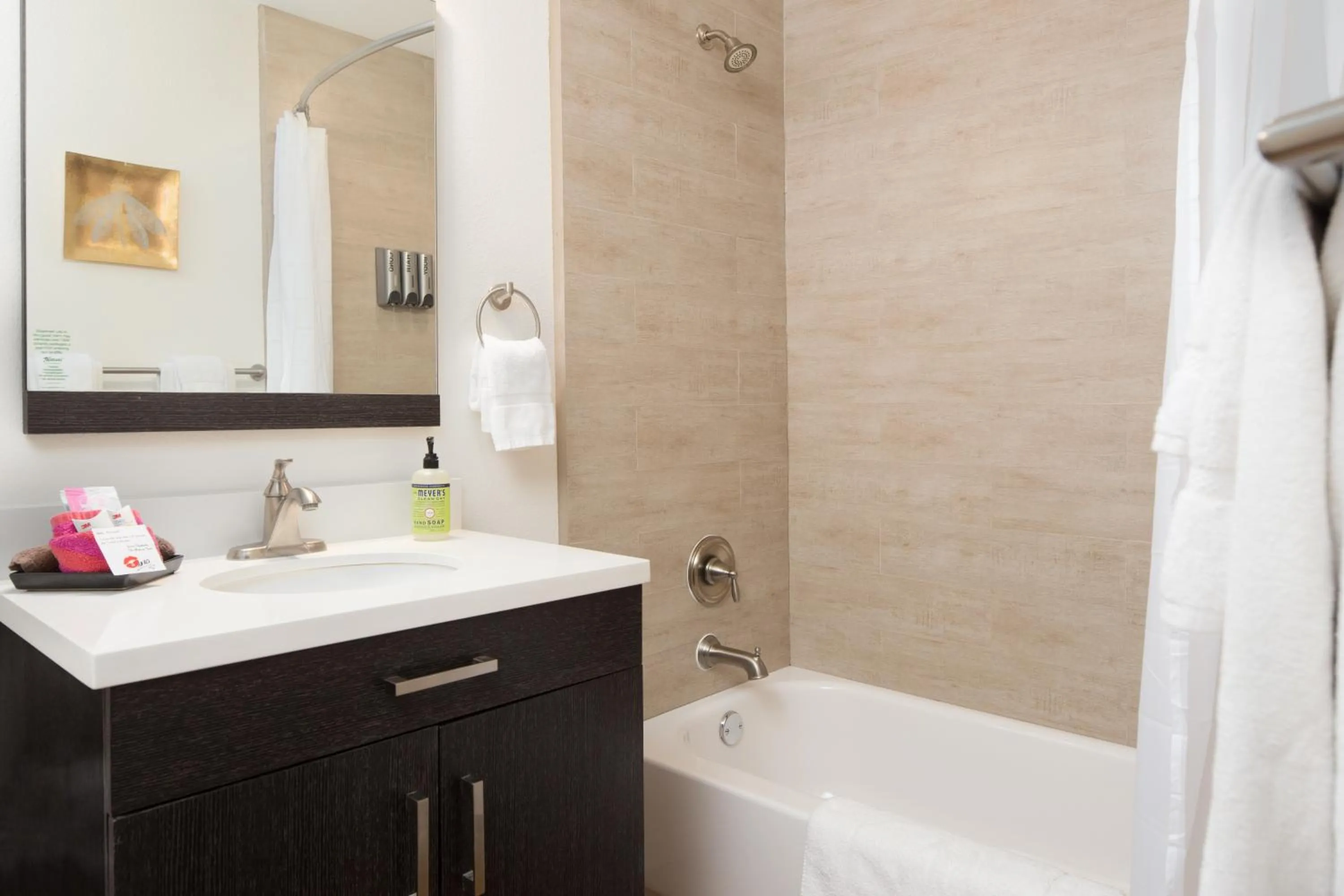 Shower in Hotel Flora and Fauna