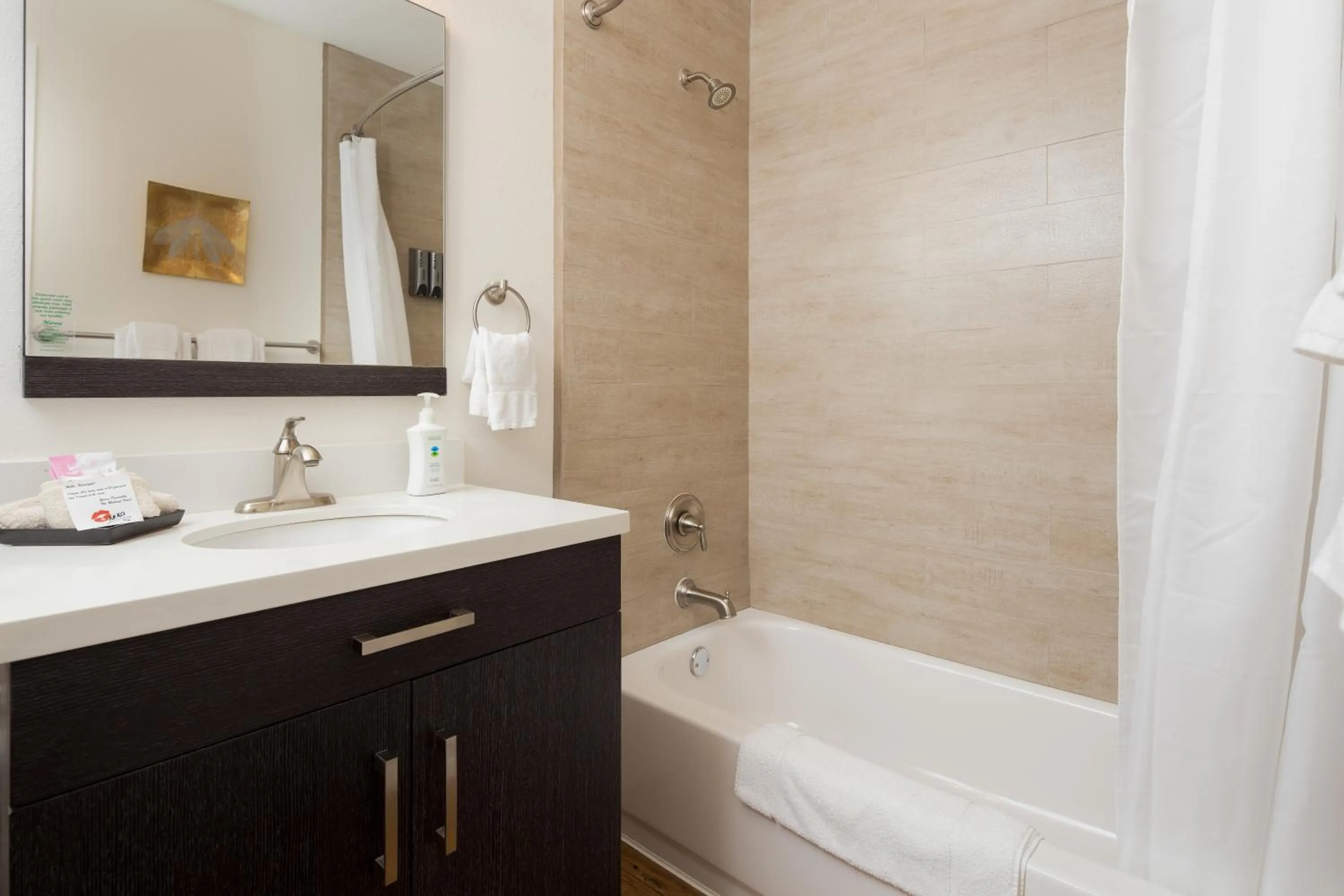 Shower in Hotel Flora and Fauna