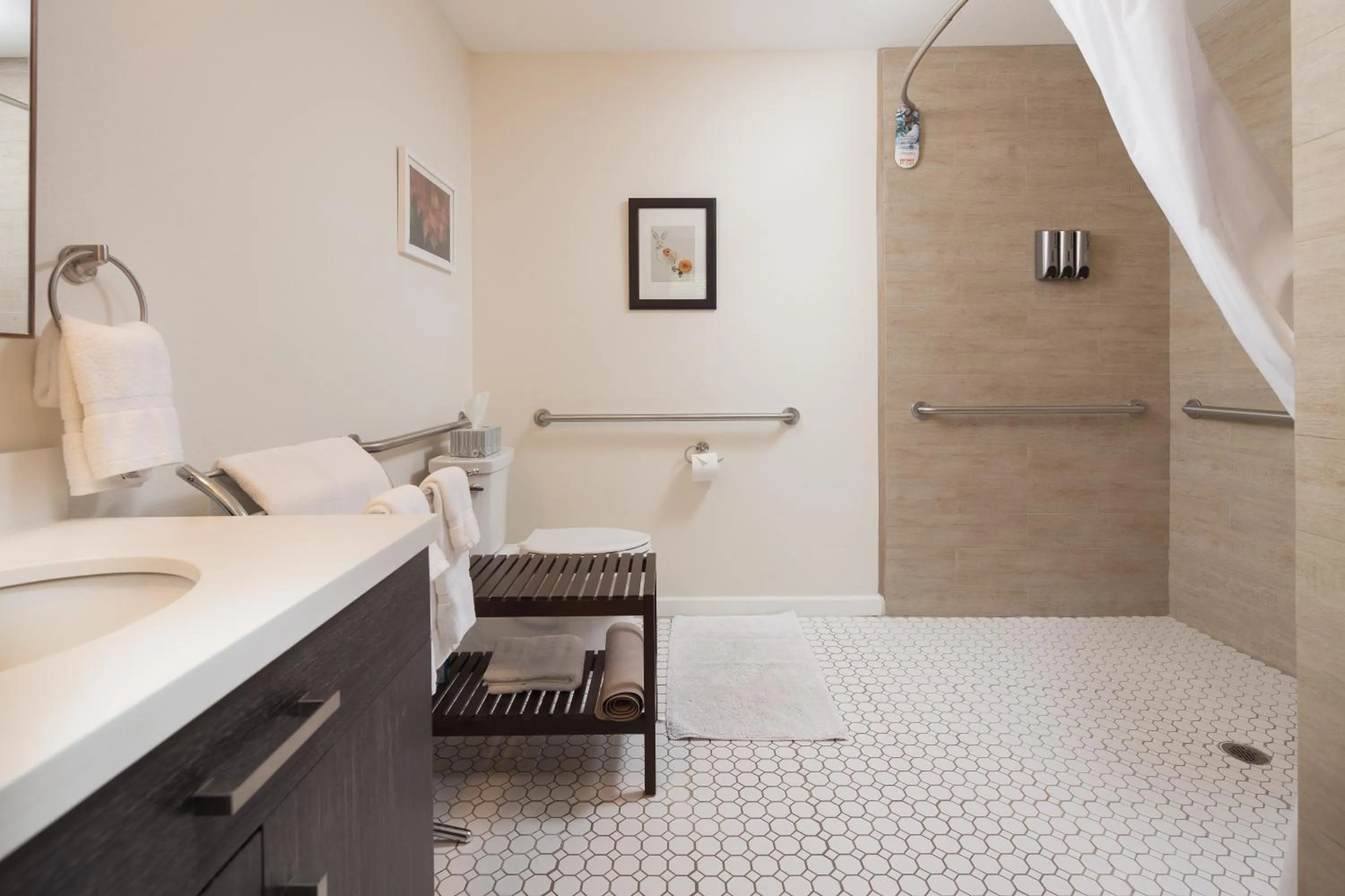 Bathroom, Bed in Hotel Flora and Fauna