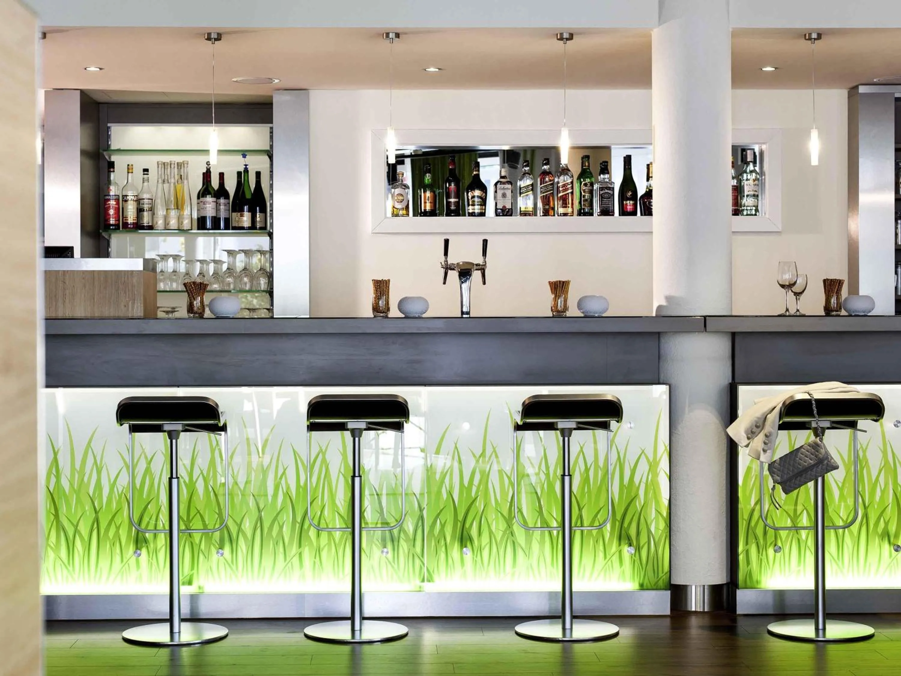 Lounge or bar in ibis Berlin Dreilinden