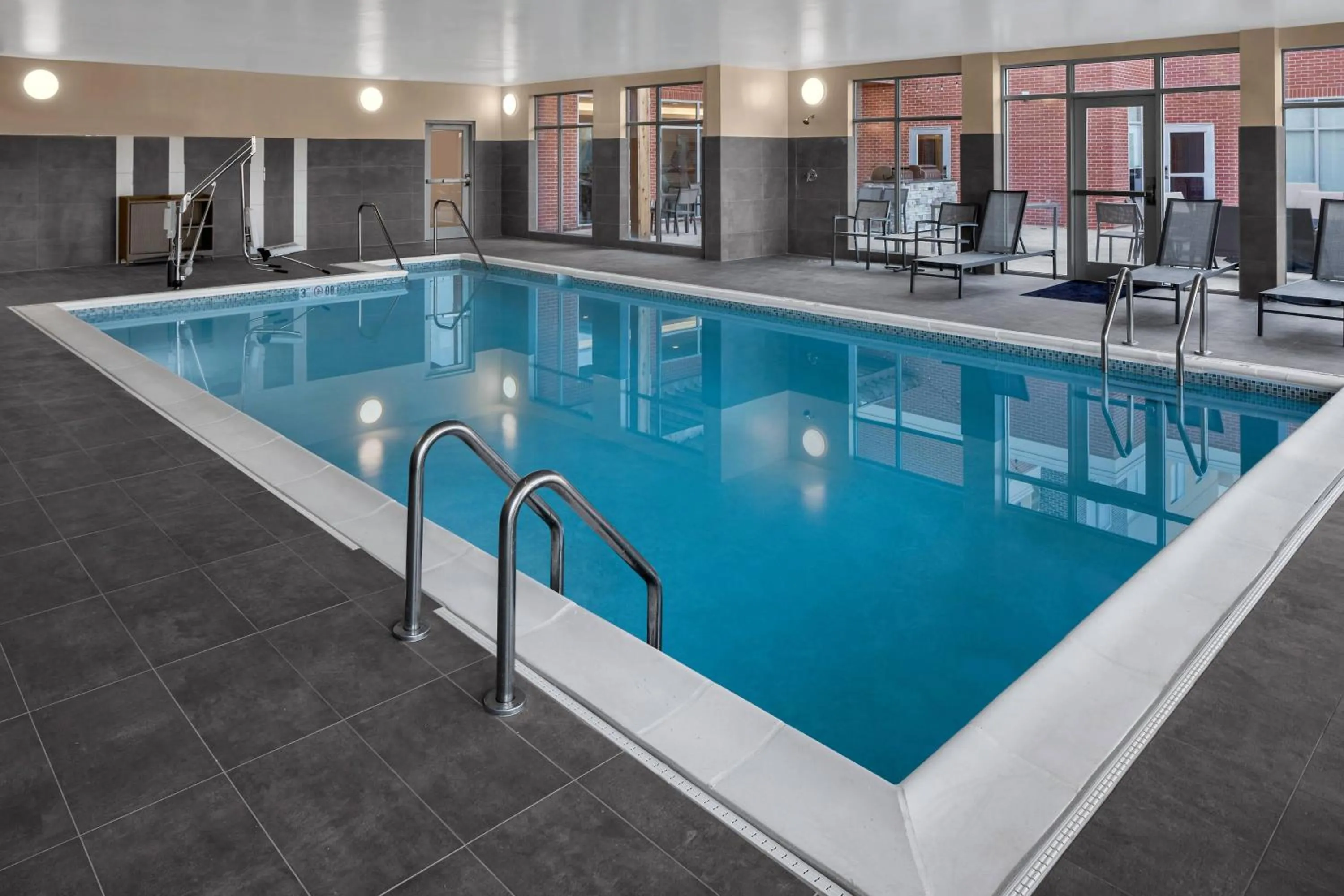 Swimming pool in Residence Inn Richmond Midtown/Glenside
