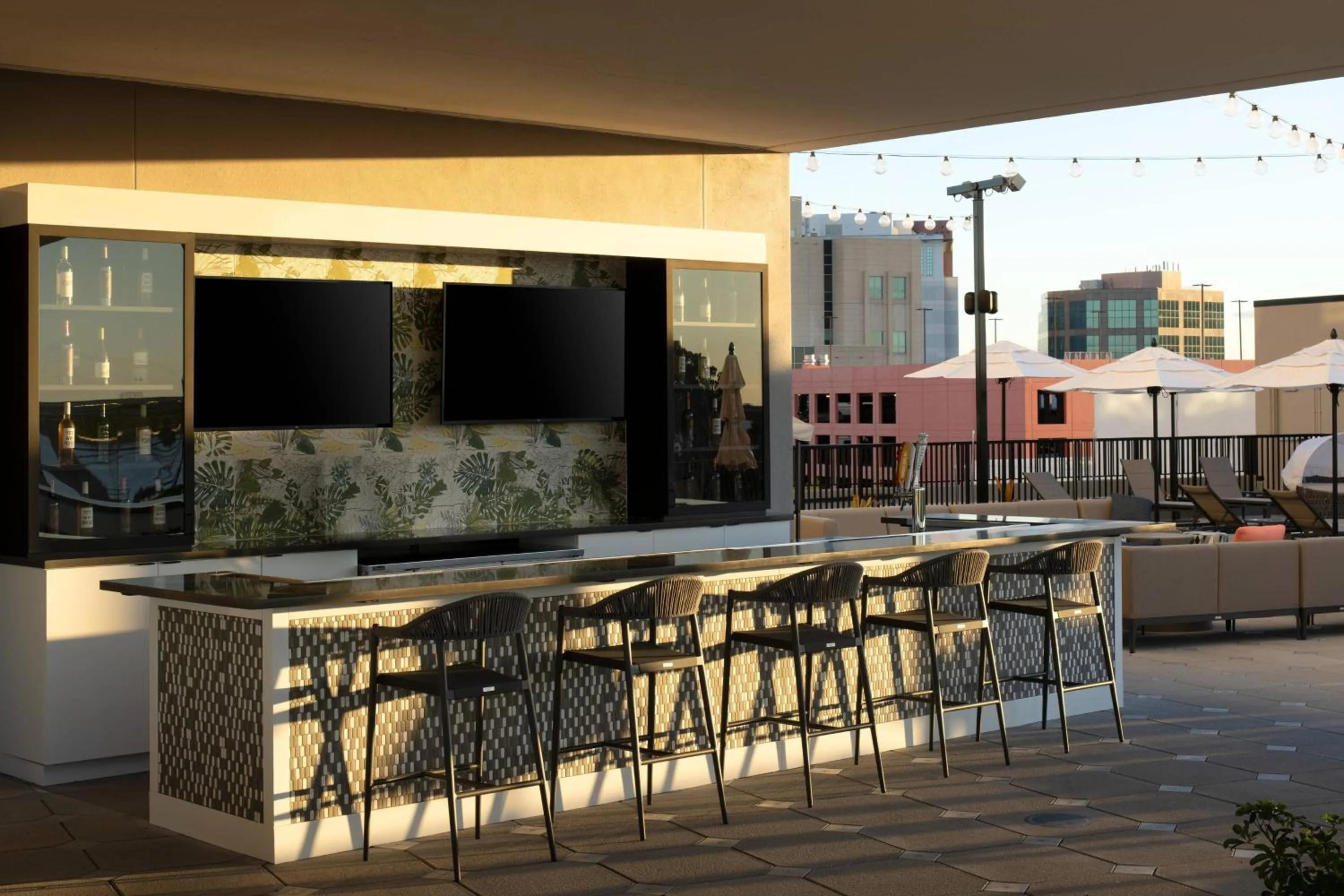 Swimming pool in Luminary Hotel & Co., Autograph Collection