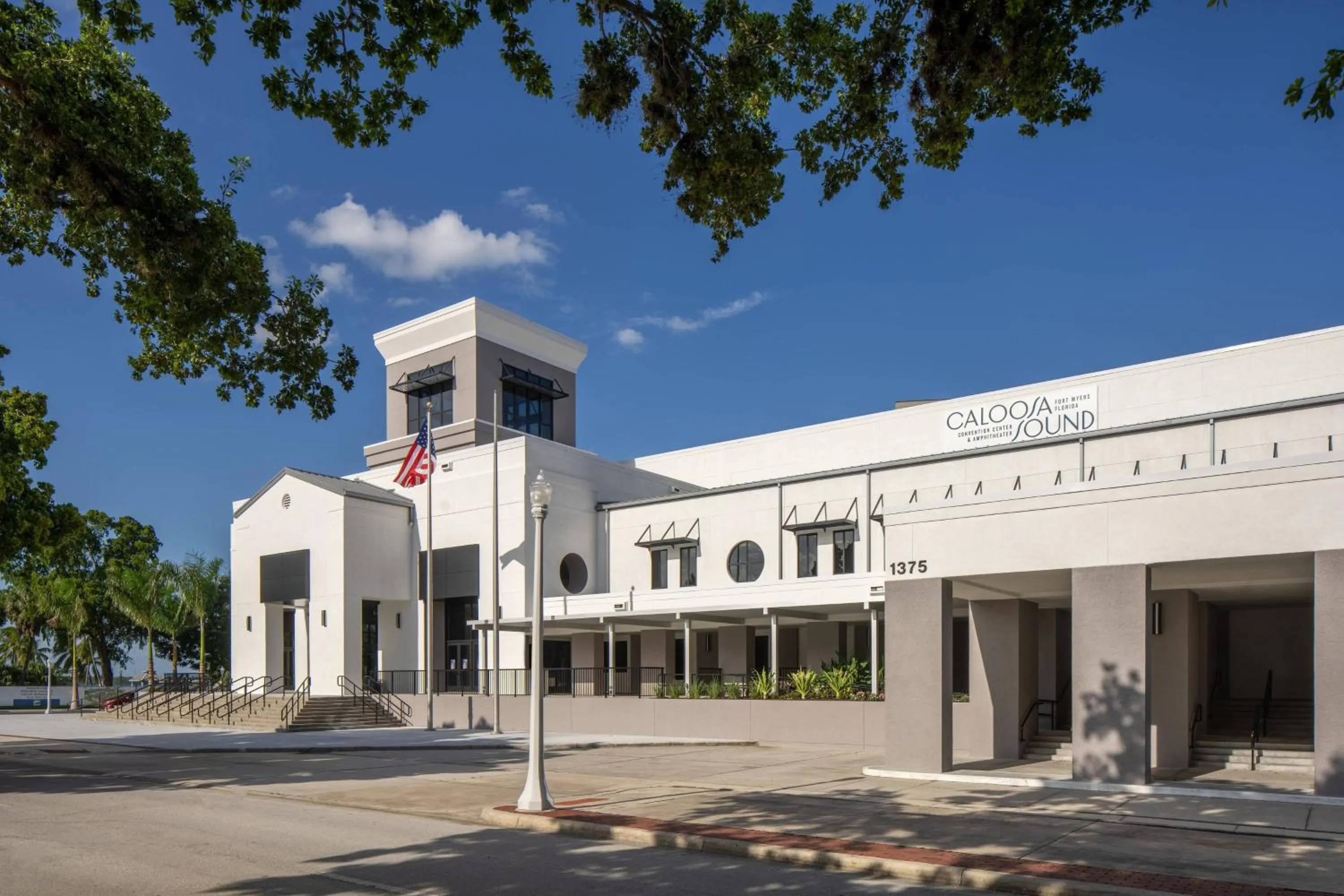 Meeting/conference room in Luminary Hotel & Co., Autograph Collection