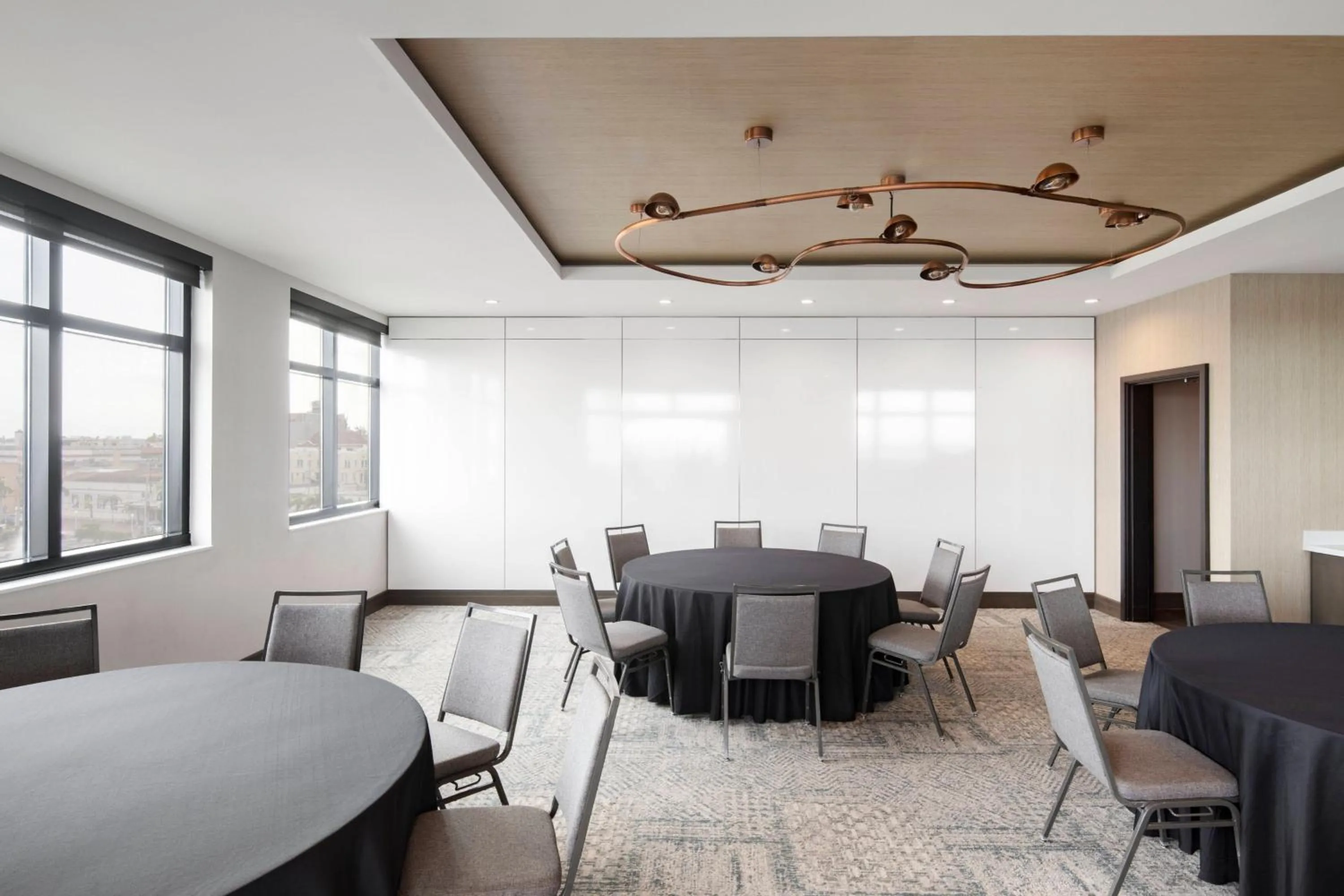 Meeting/conference room in Luminary Hotel & Co., Autograph Collection