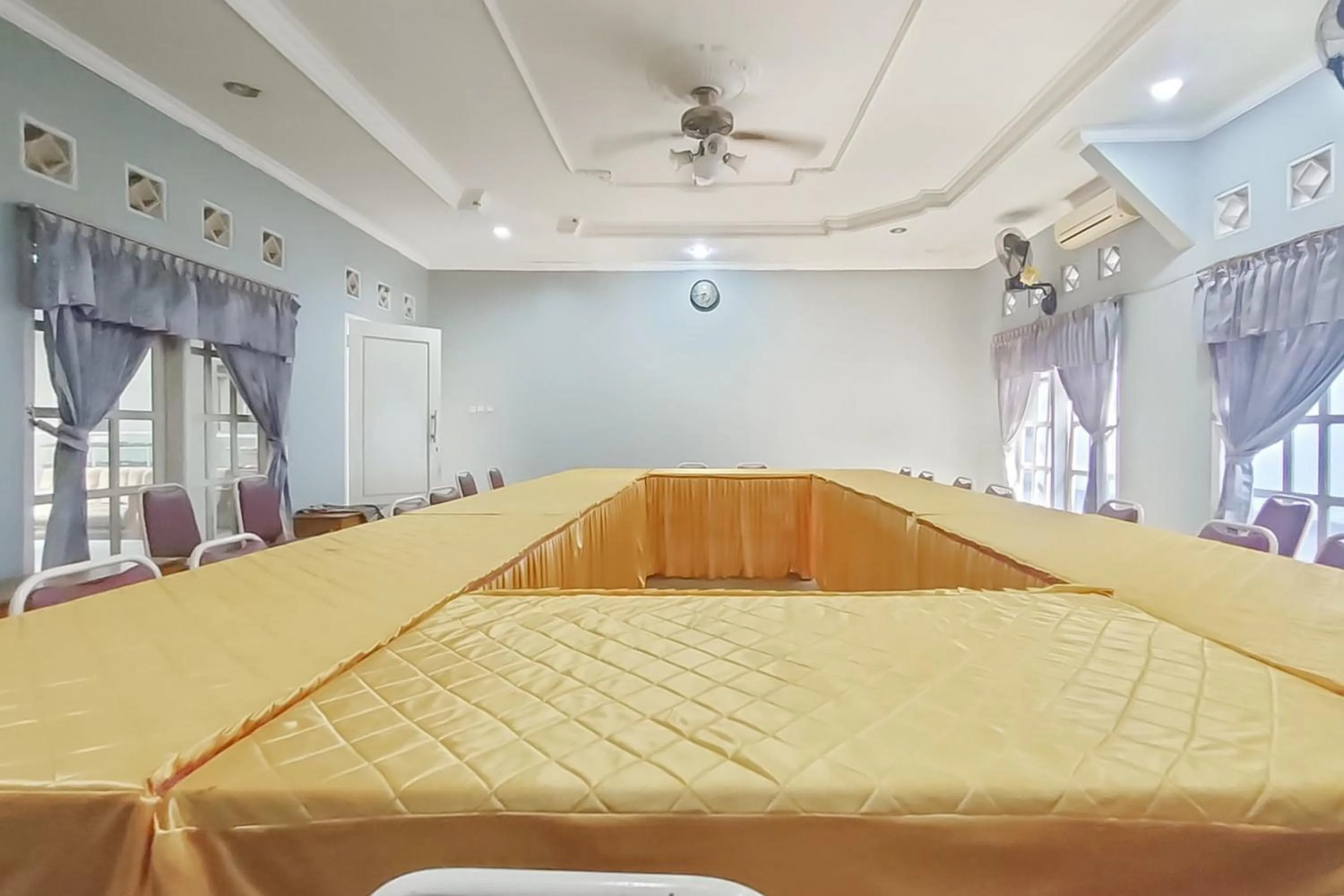 Meeting/conference room in Hotel Karangsalam Indah Near Stasiun Purwokerto Mitra RedDoorz