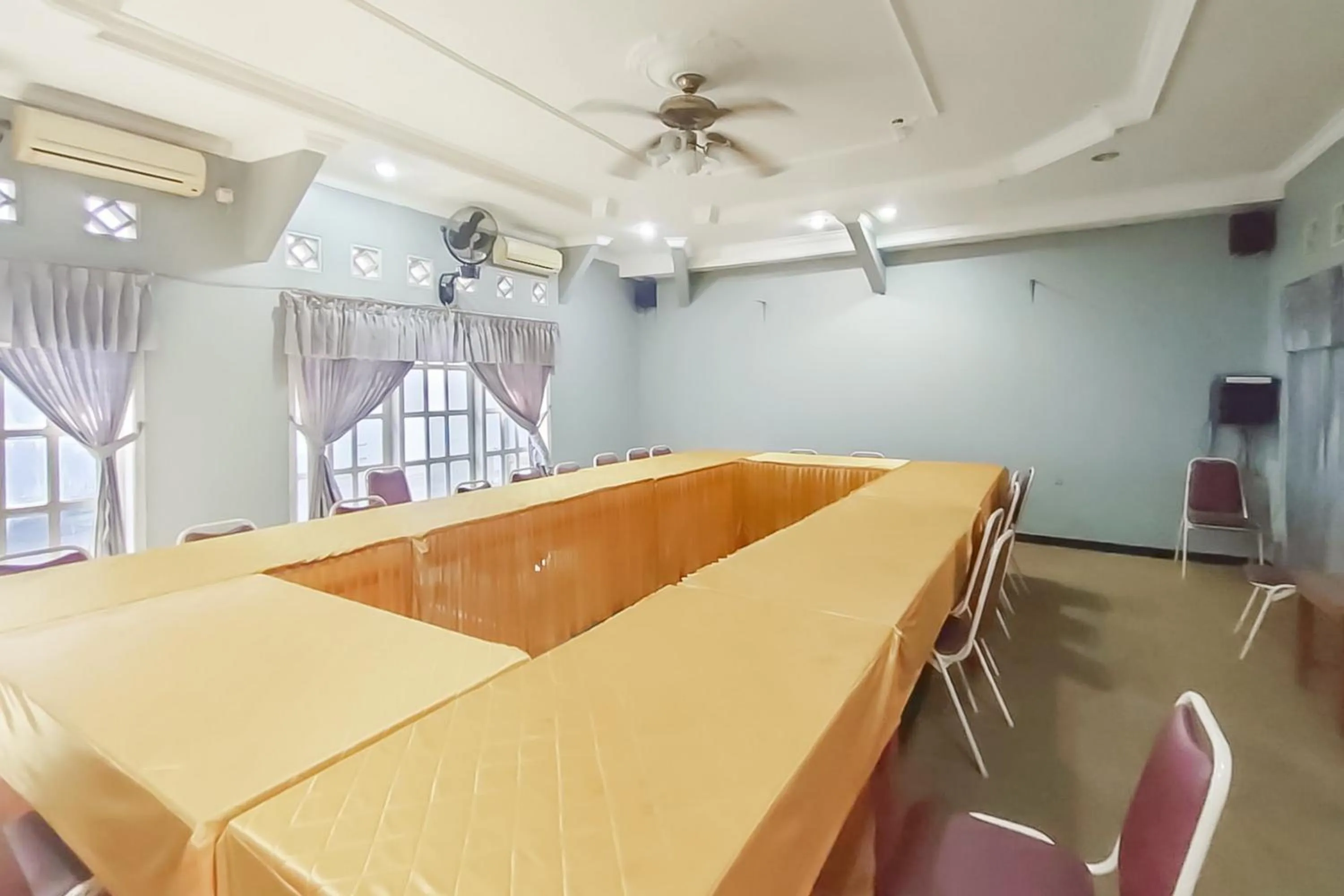 Meeting/conference room in Hotel Karangsalam Indah Near Stasiun Purwokerto Mitra RedDoorz