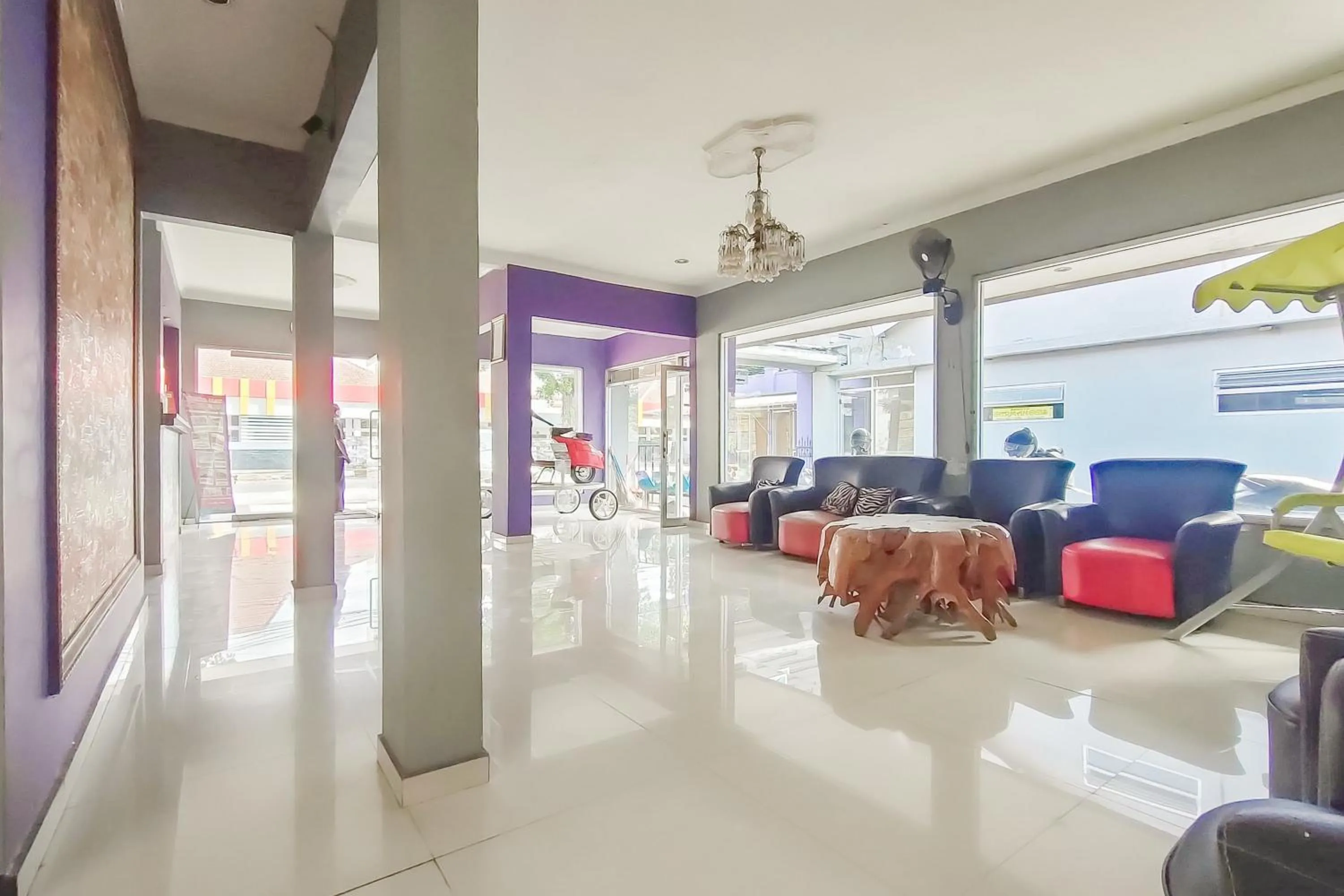 Seating area in Hotel Karangsalam Indah Near Stasiun Purwokerto Mitra RedDoorz