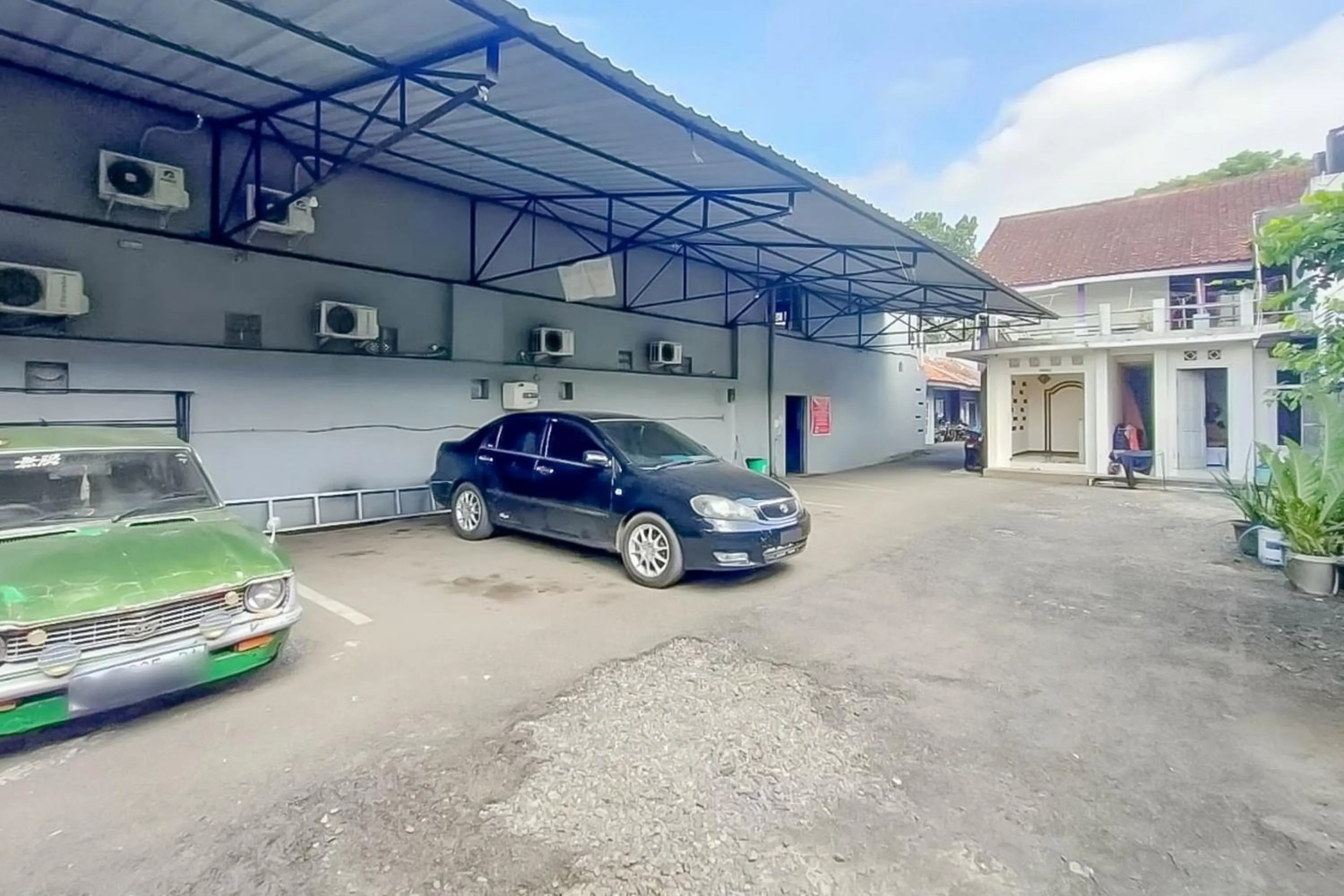 Parking in Hotel Karangsalam Indah Near Stasiun Purwokerto Mitra RedDoorz